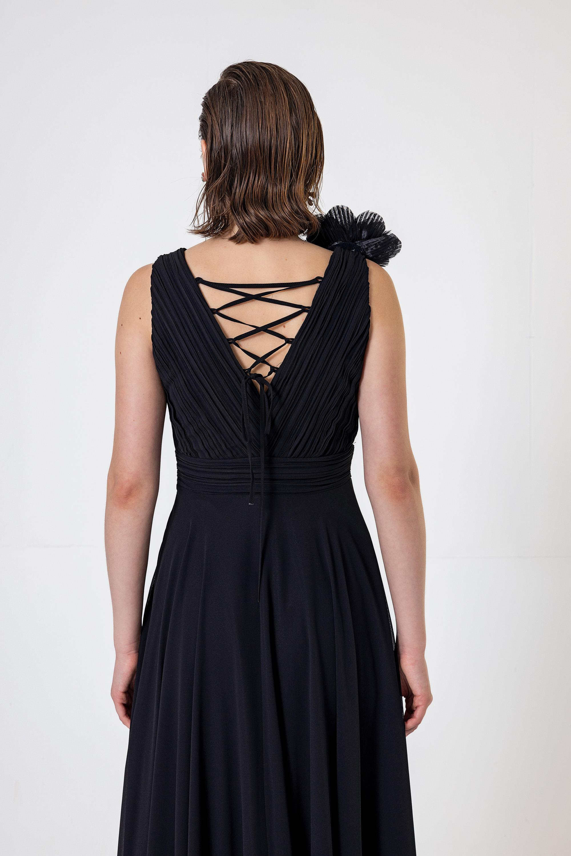 Pilise Detaylı Çiçek Broşlu Şifon Elbise Siyah