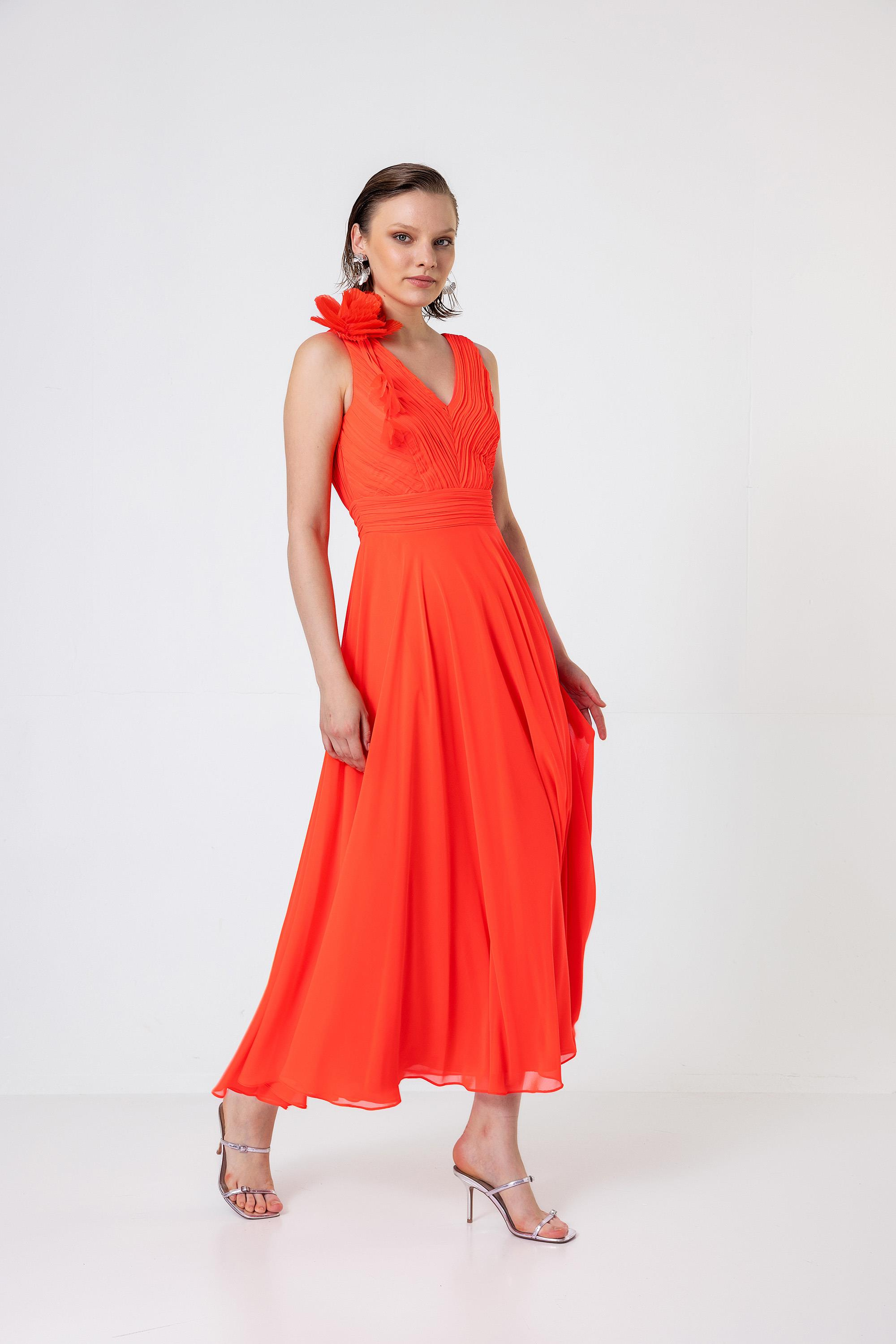 Pilise Detaylı Çiçek Broşlu Şifon Elbise Mercan