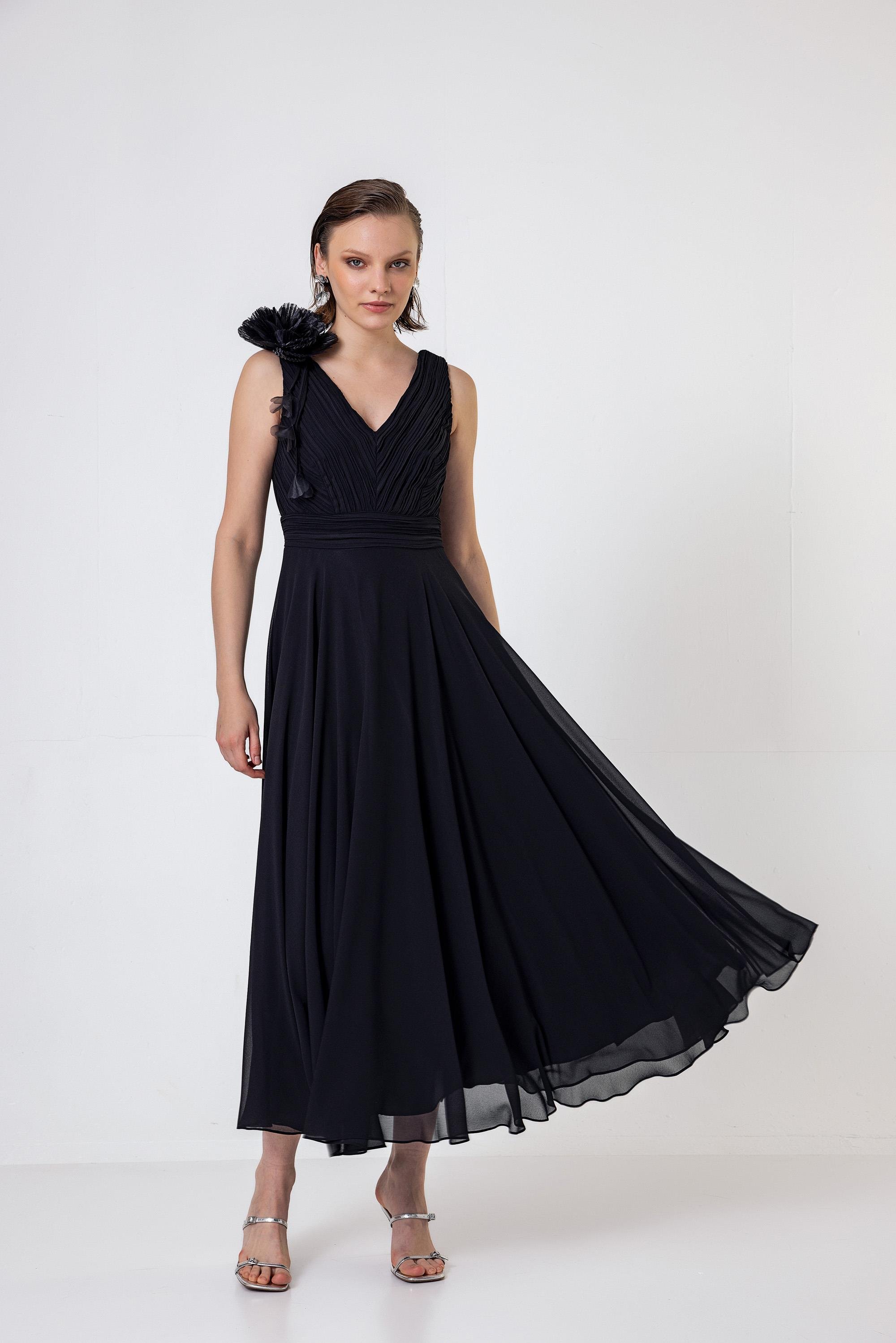 Pilise Detaylı Çiçek Broşlu Şifon Elbise Siyah