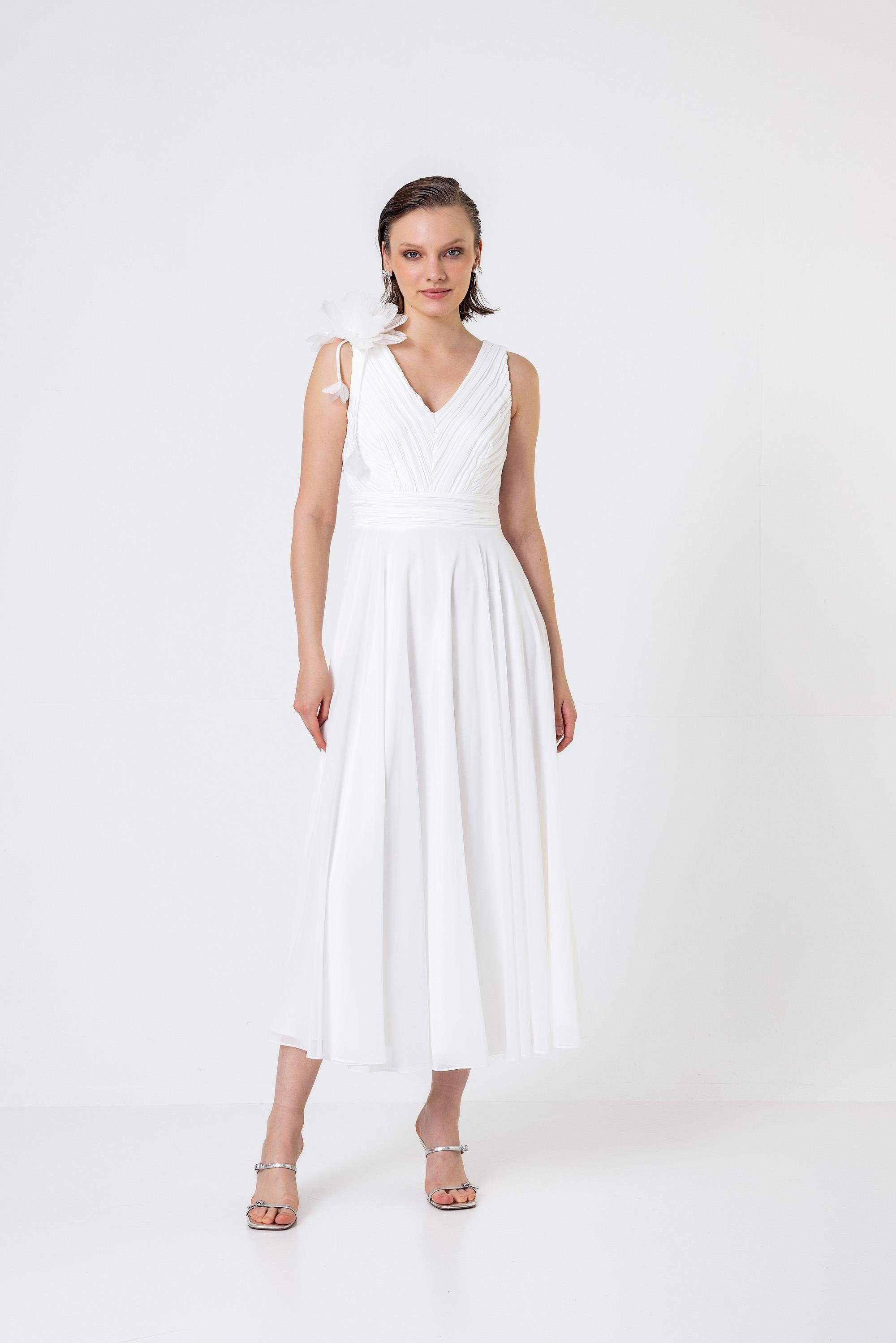 Pilise Detaylı Çiçek Broşlu Şifon Elbise Ecru