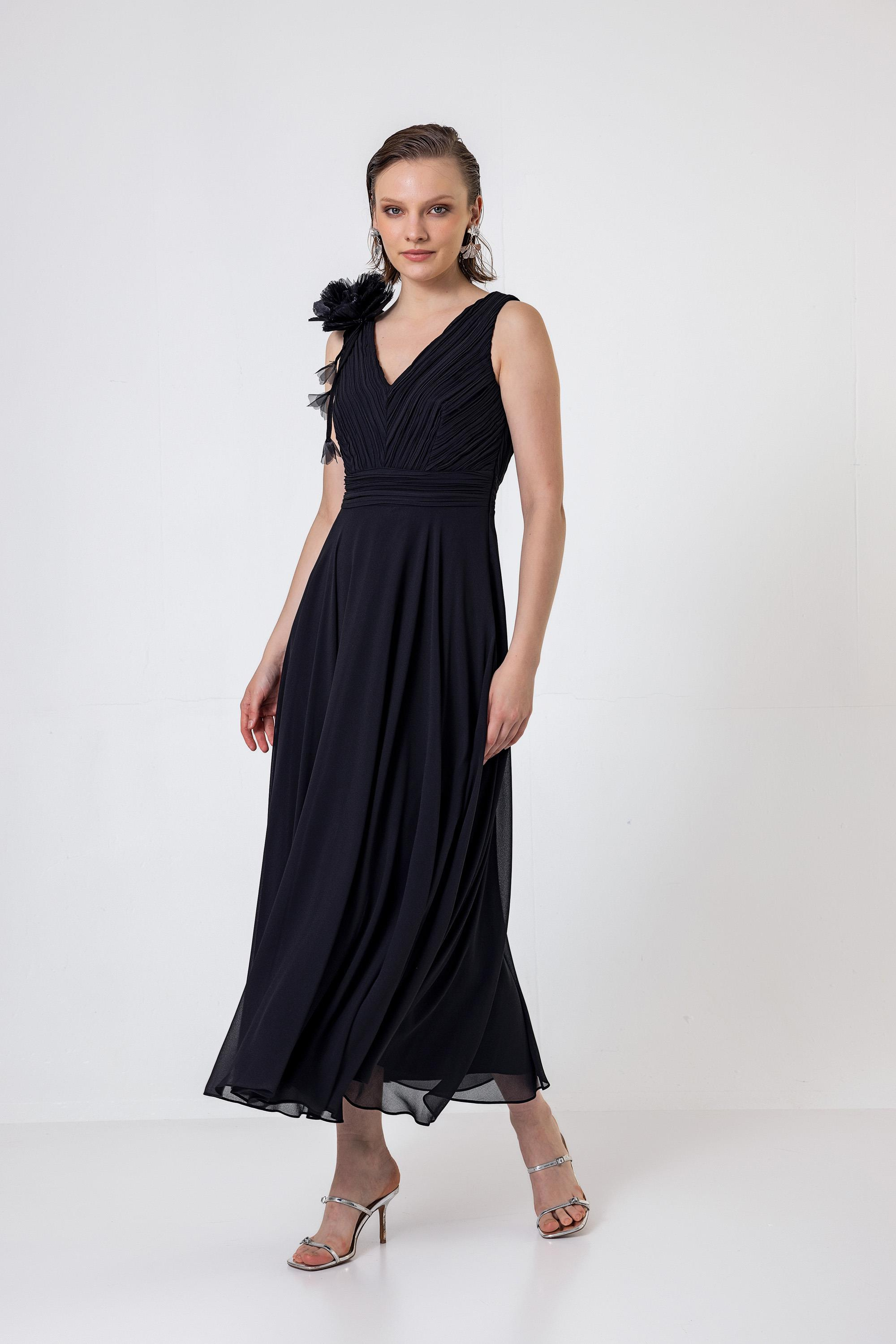 Pilise Detaylı Çiçek Broşlu Şifon Elbise Siyah