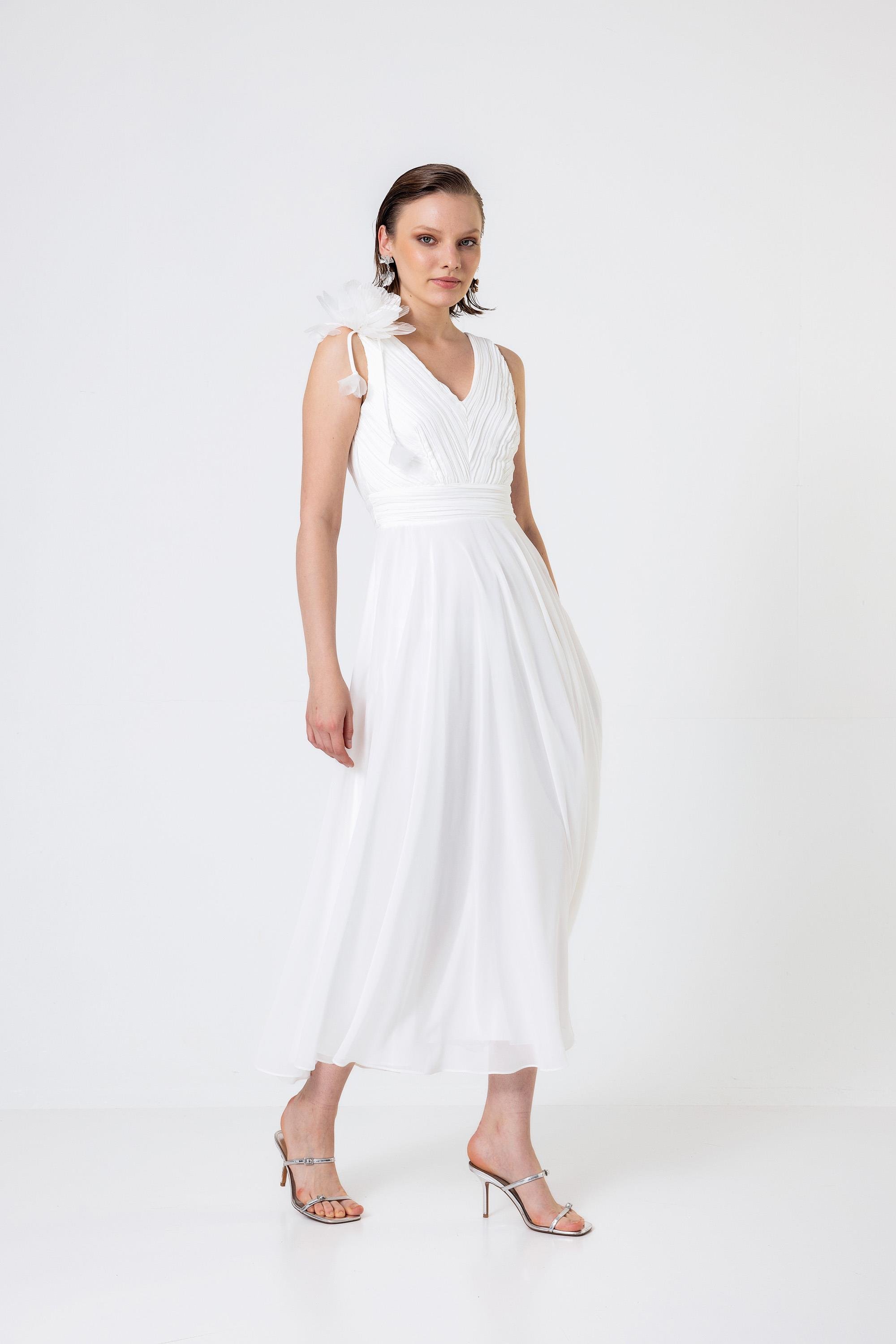 Pilise Detaylı Çiçek Broşlu Şifon Elbise Ecru