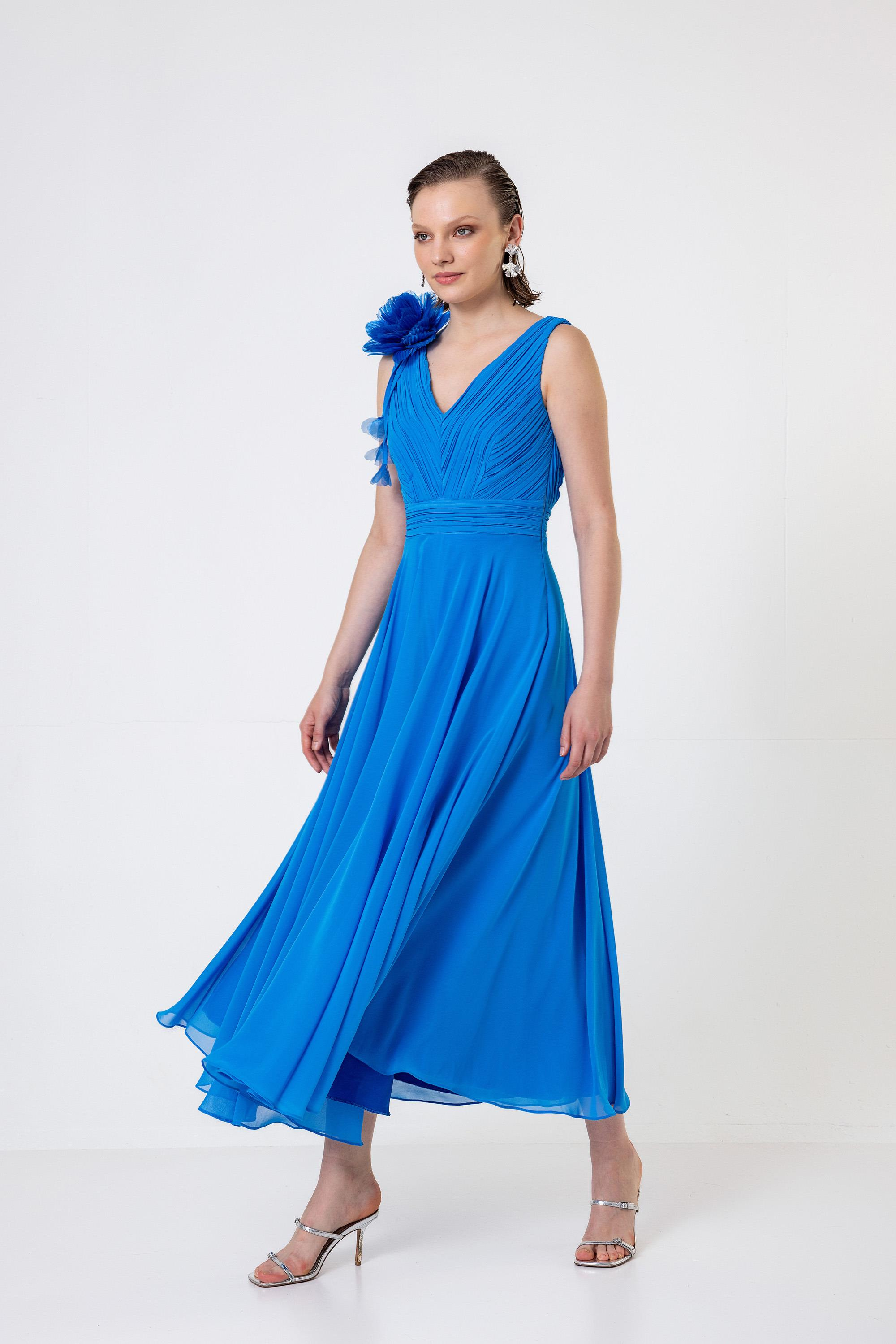 Pilise Detaylı Çiçek Broşlu Şifon Elbise Mavi