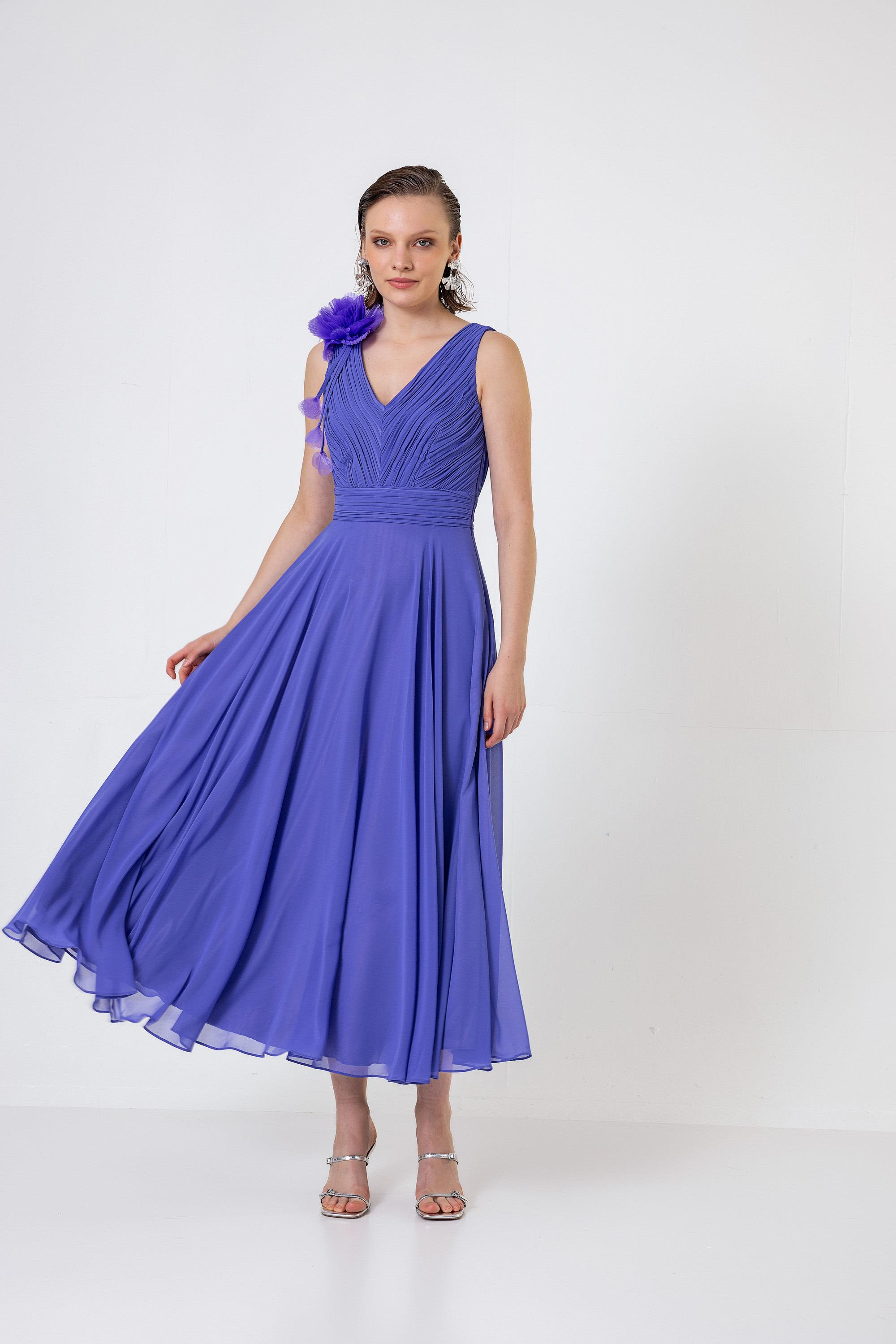 Pilise Detaylı Çiçek Broşlu Şifon Elbise Lila