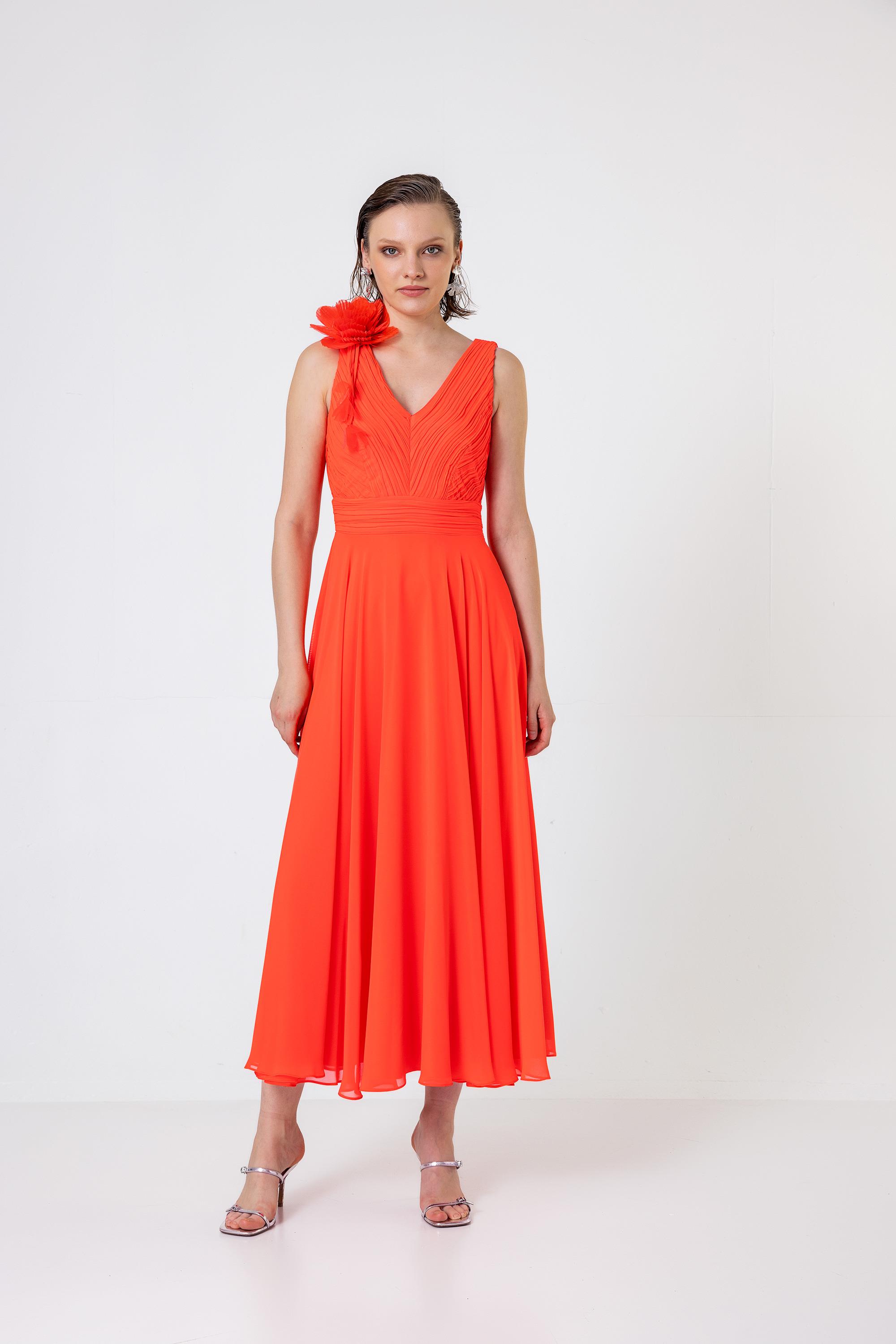 Pilise Detaylı Çiçek Broşlu Şifon Elbise Mercan