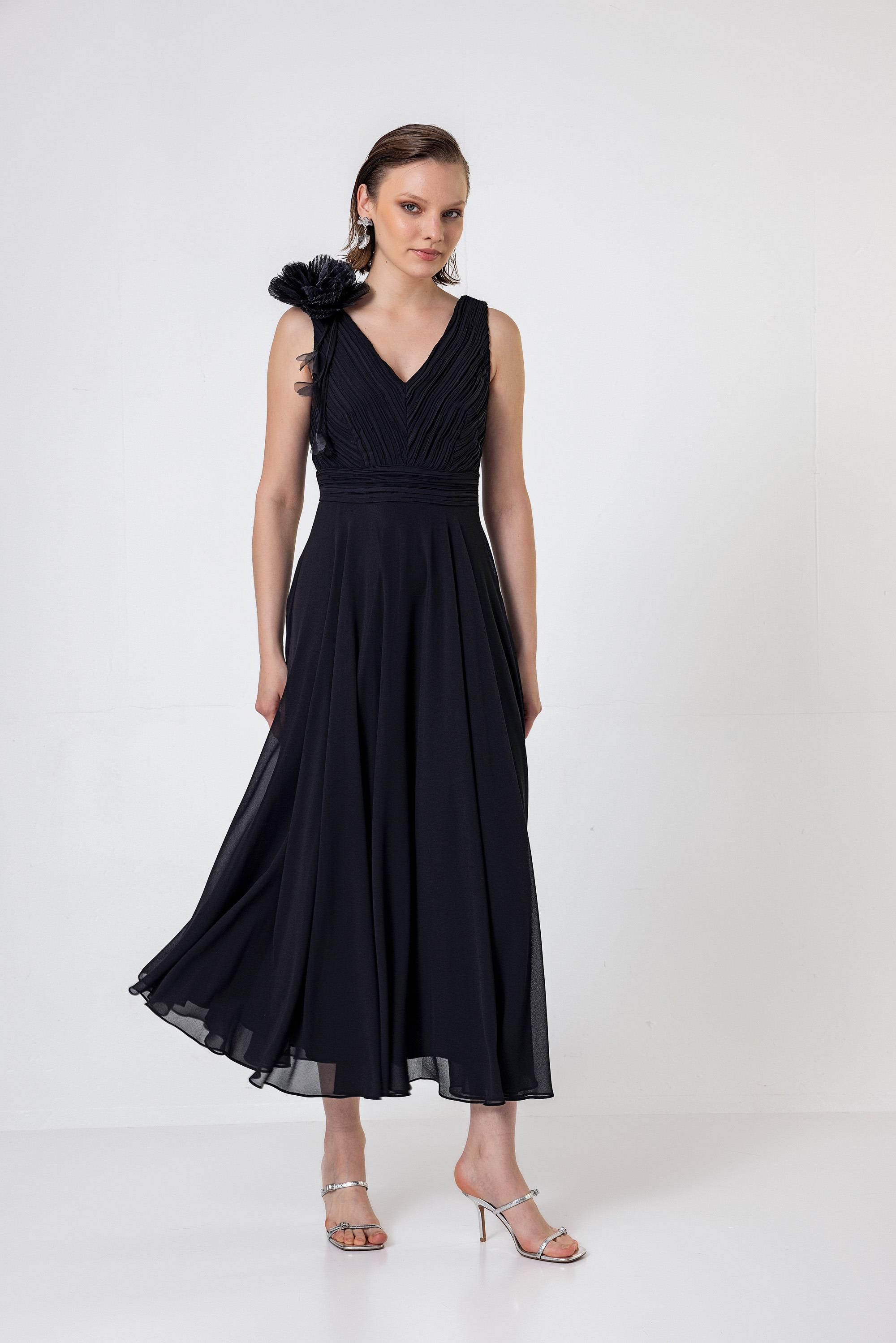 Pilise Detaylı Çiçek Broşlu Şifon Elbise Siyah