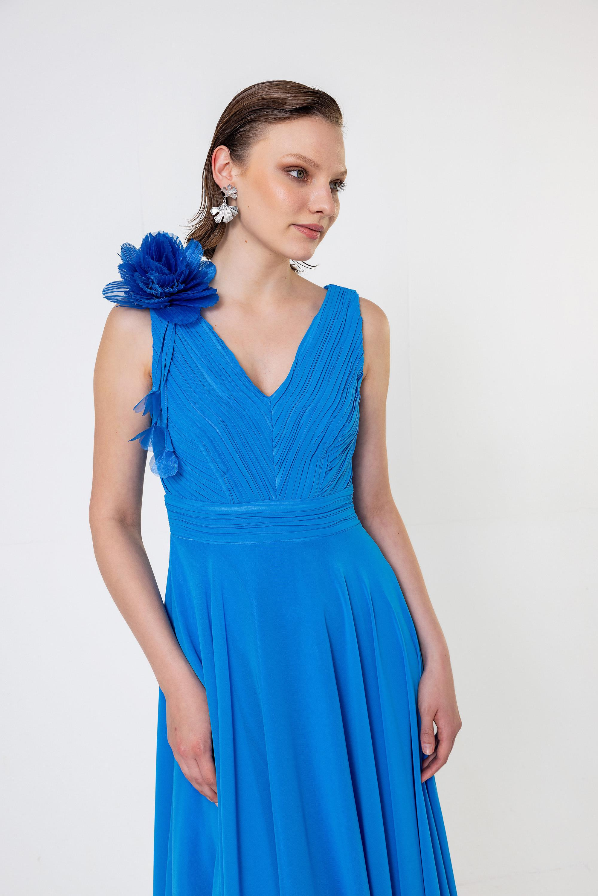 Pilise Detaylı Çiçek Broşlu Şifon Elbise Mavi