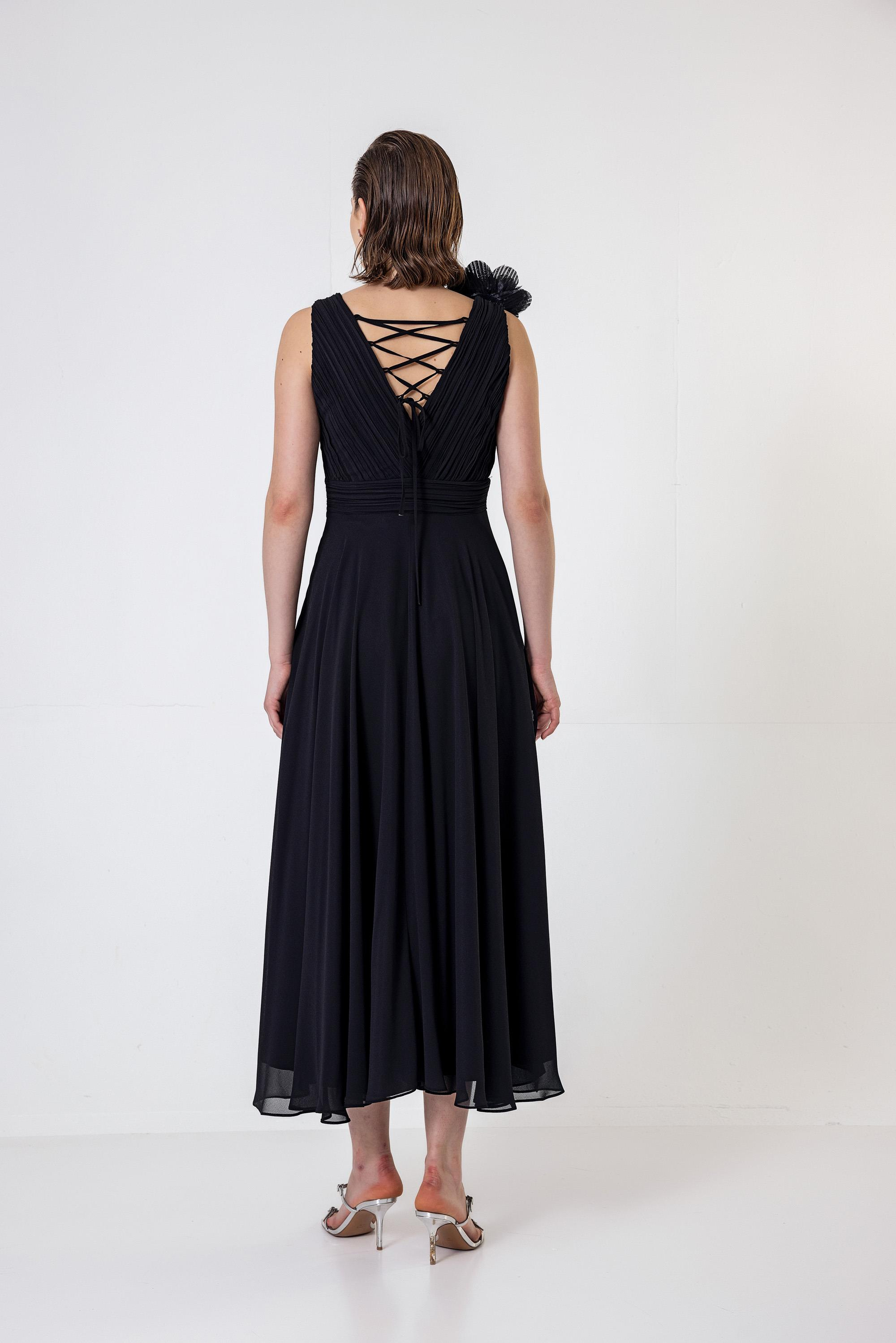 Pilise Detaylı Çiçek Broşlu Şifon Elbise Siyah