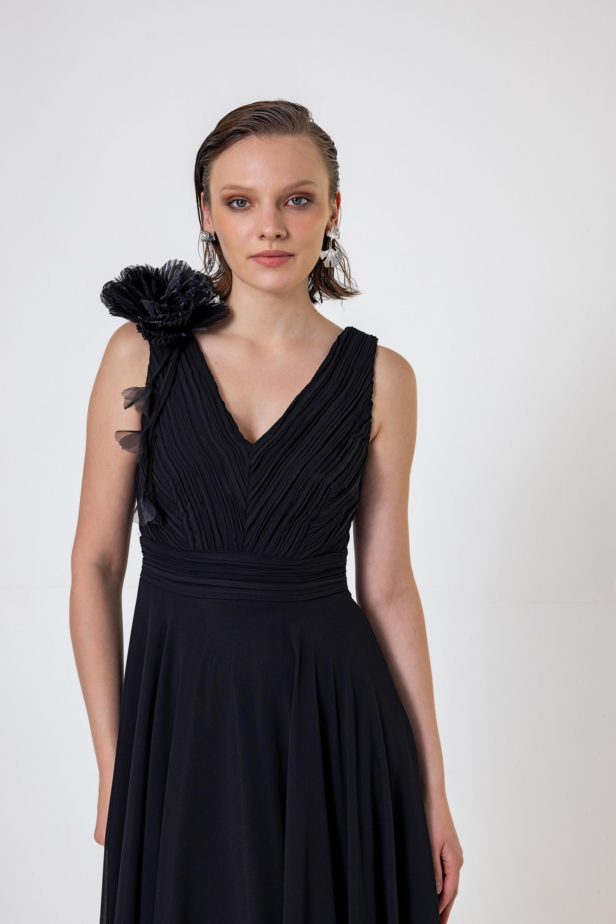 Pilise Detaylı Çiçek Broşlu Şifon Elbise Siyah