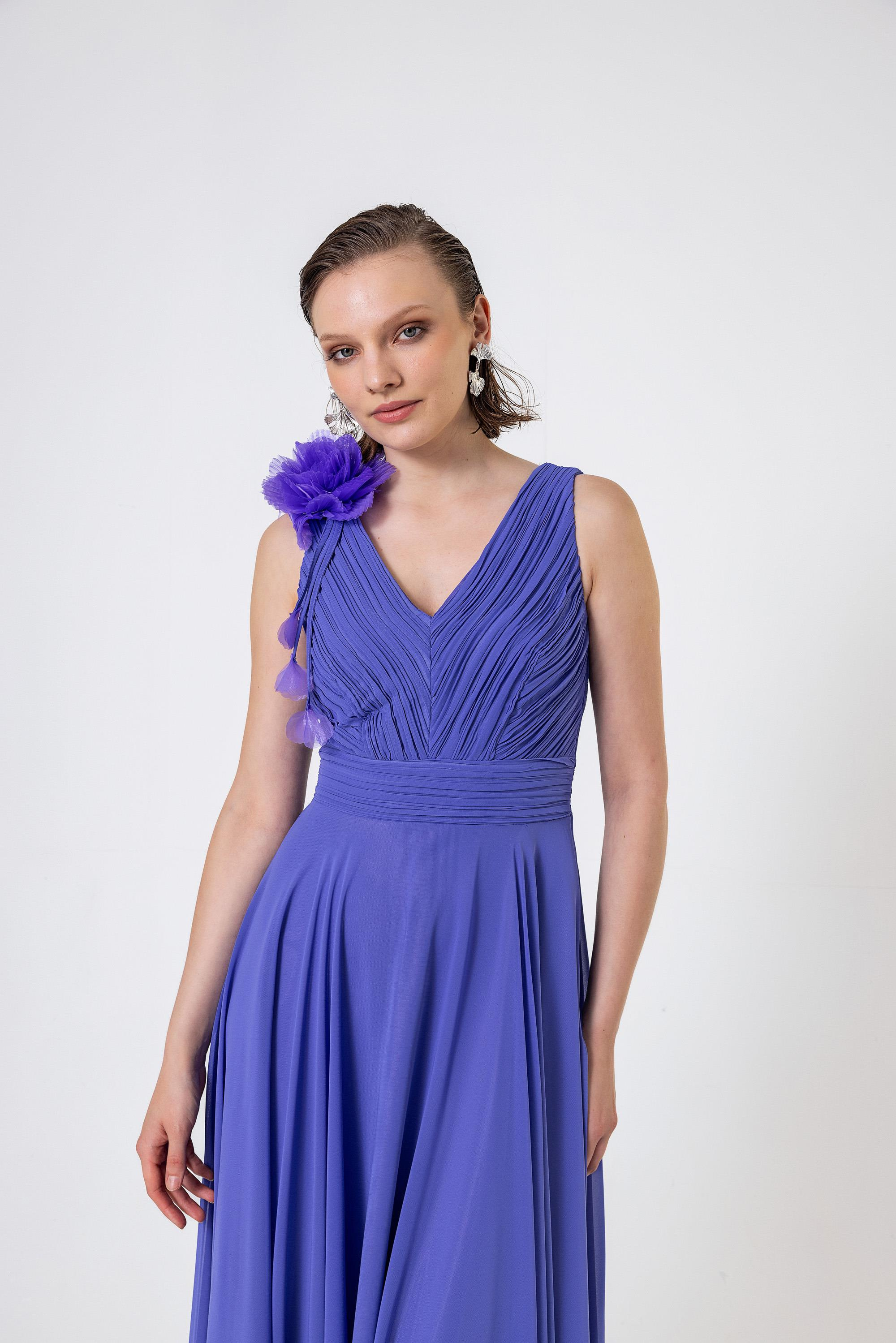 Pilise Detaylı Çiçek Broşlu Şifon Elbise Lila