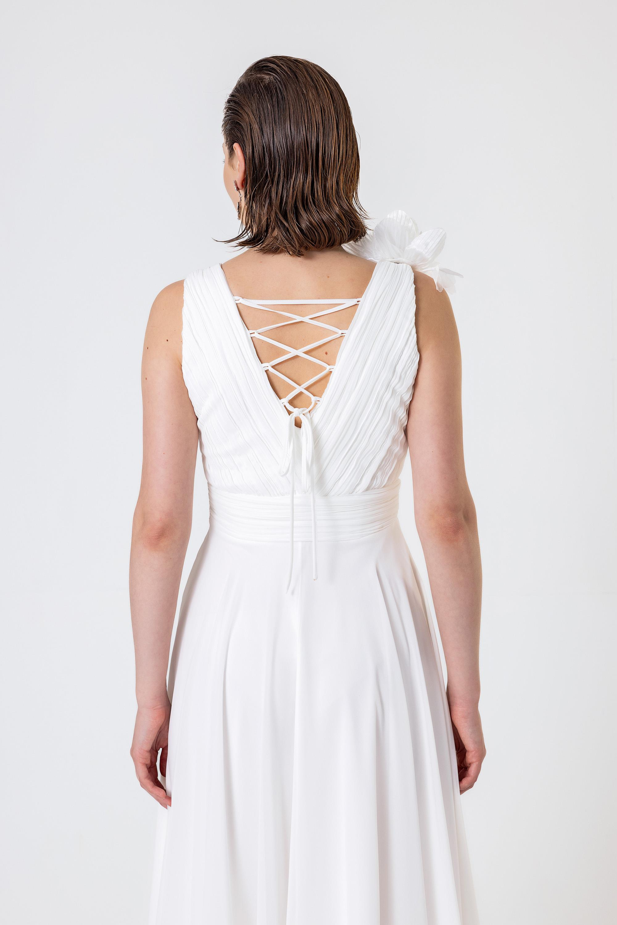 Pilise Detaylı Çiçek Broşlu Şifon Elbise Ecru