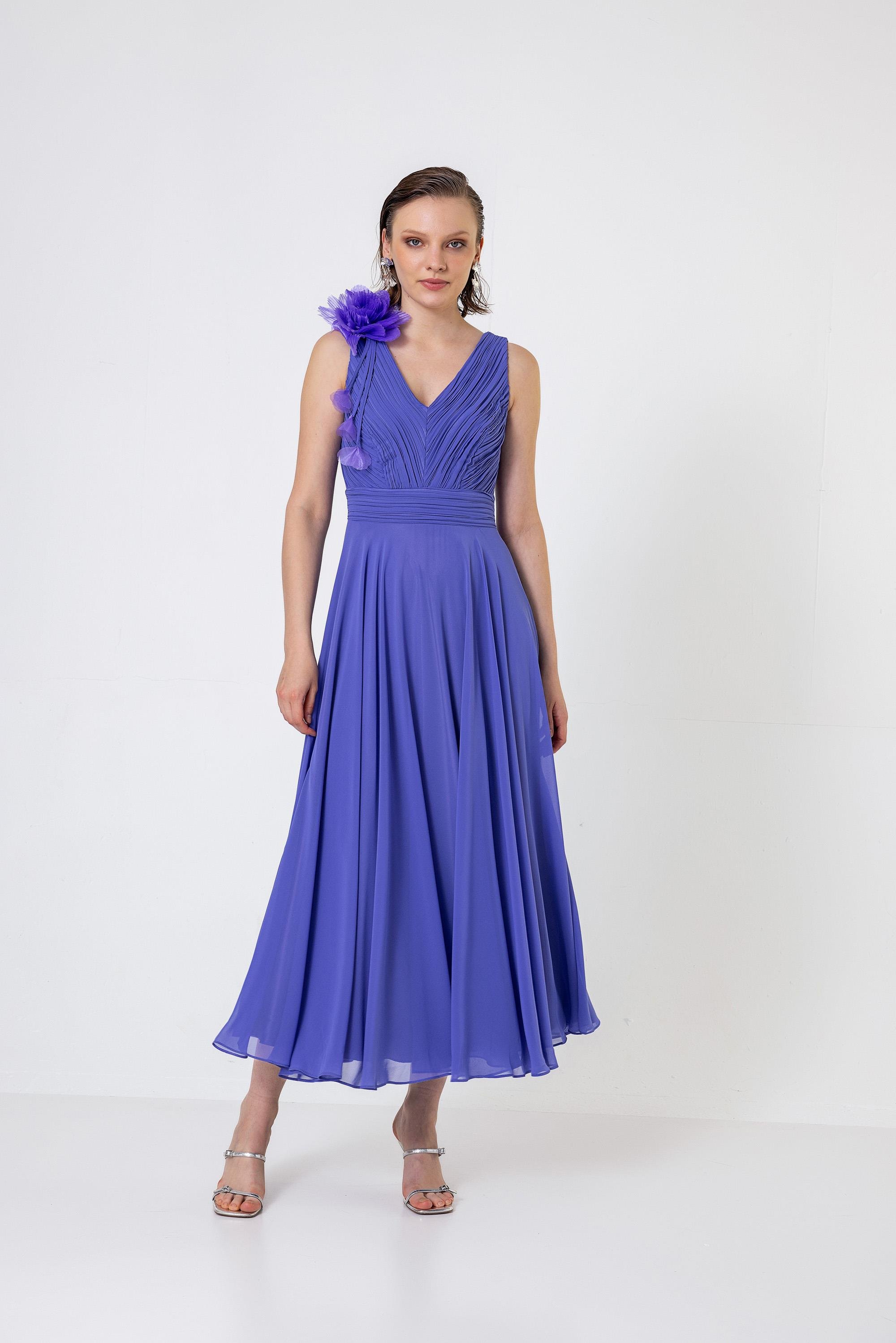 Pilise Detaylı Çiçek Broşlu Şifon Elbise Lila