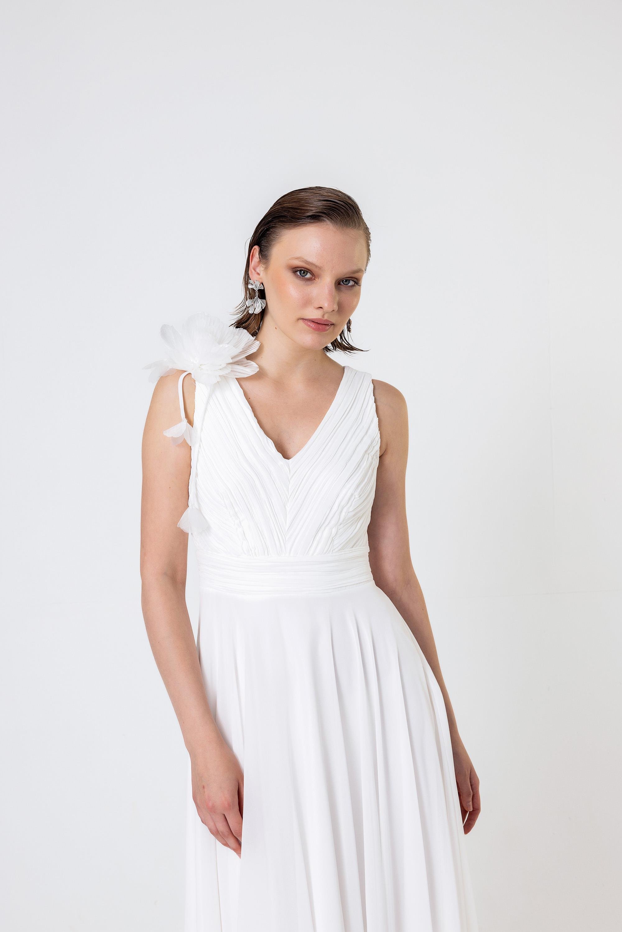 Pilise Detaylı Çiçek Broşlu Şifon Elbise Ecru