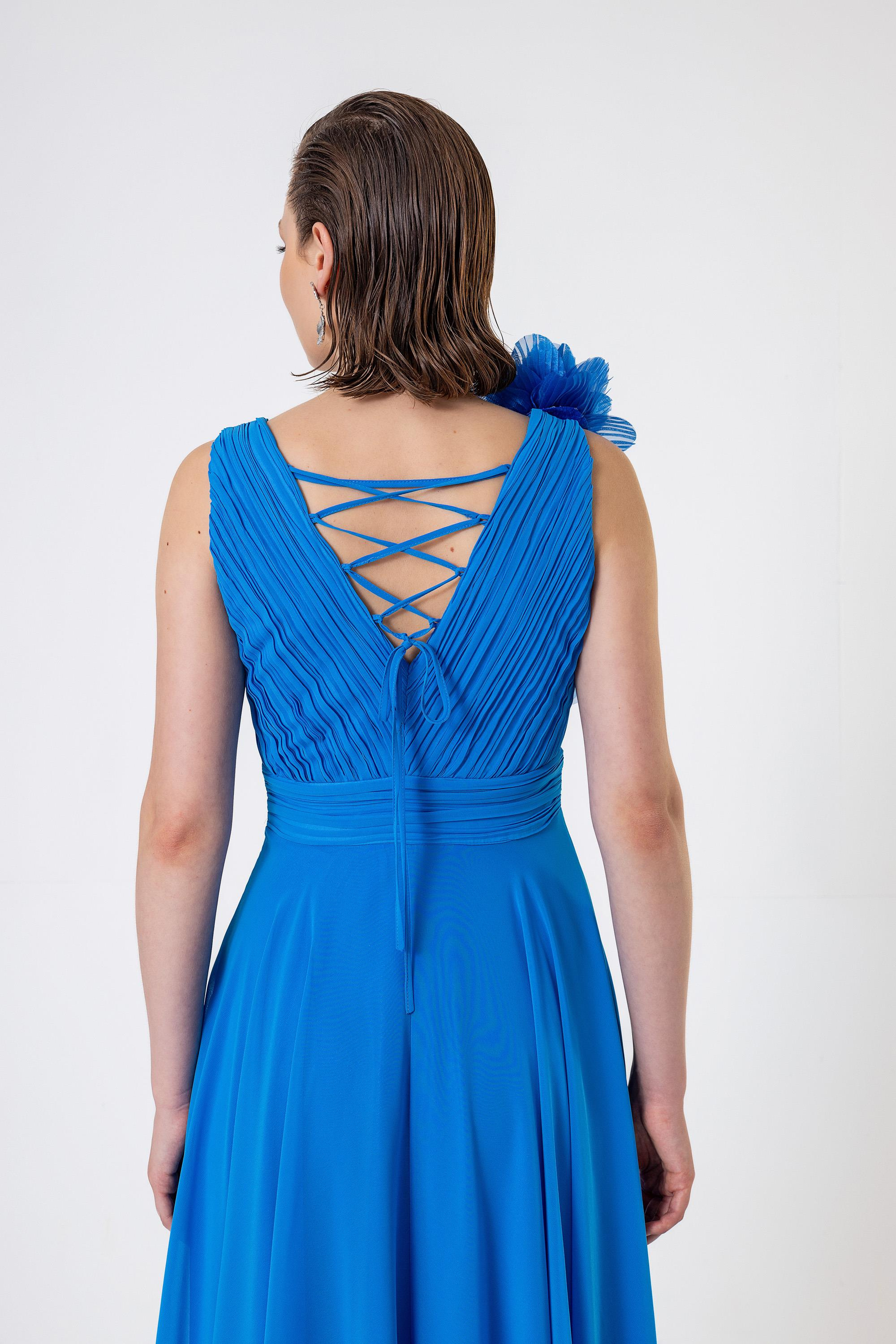 Pilise Detaylı Çiçek Broşlu Şifon Elbise Mavi