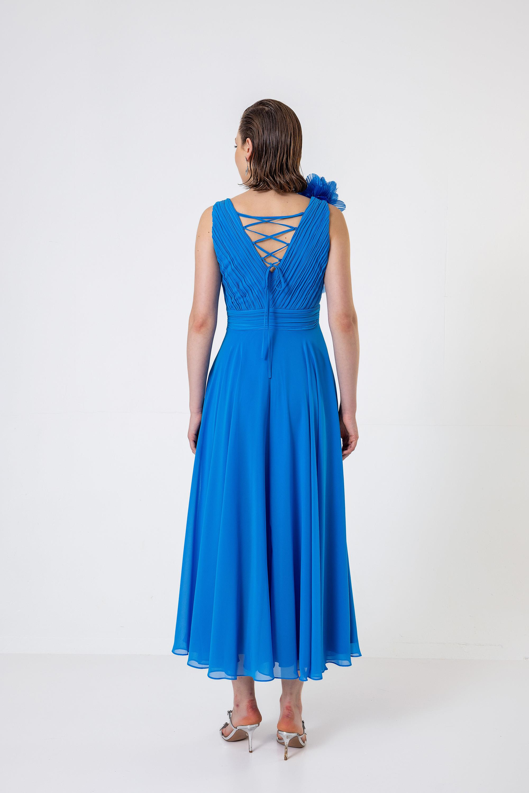 Pilise Detaylı Çiçek Broşlu Şifon Elbise Mavi