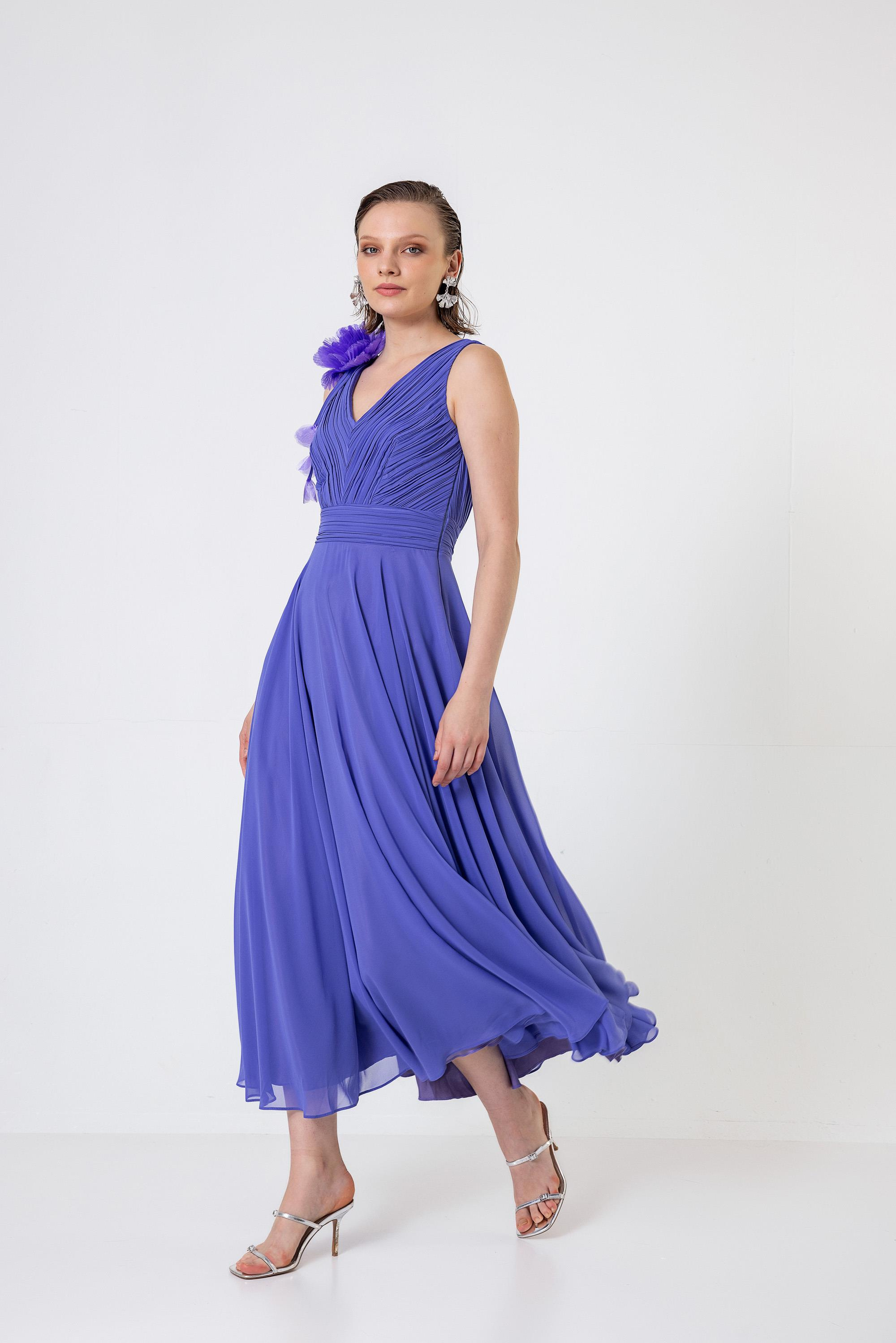 Pilise Detaylı Çiçek Broşlu Şifon Elbise Lila