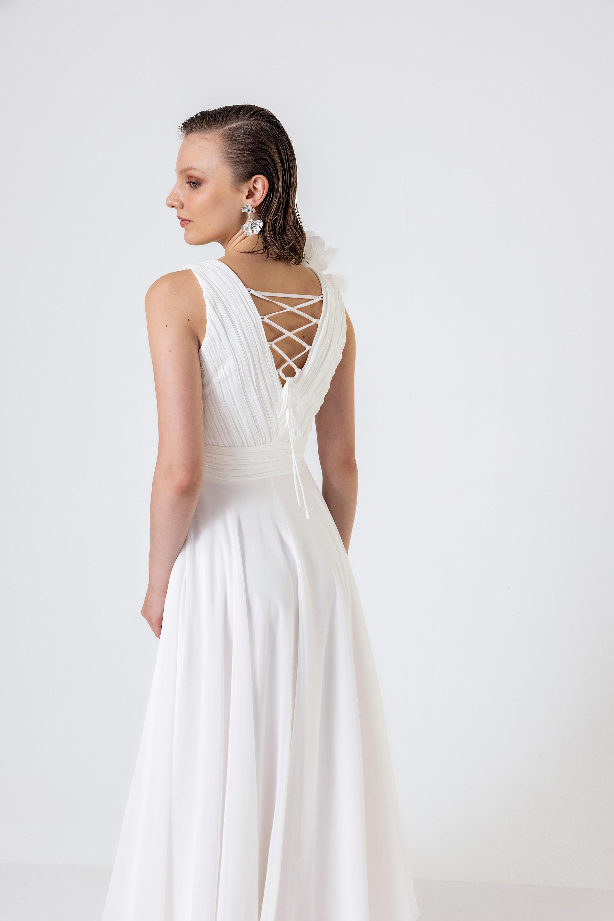 Pilise Detaylı Çiçek Broşlu Şifon Elbise Ecru