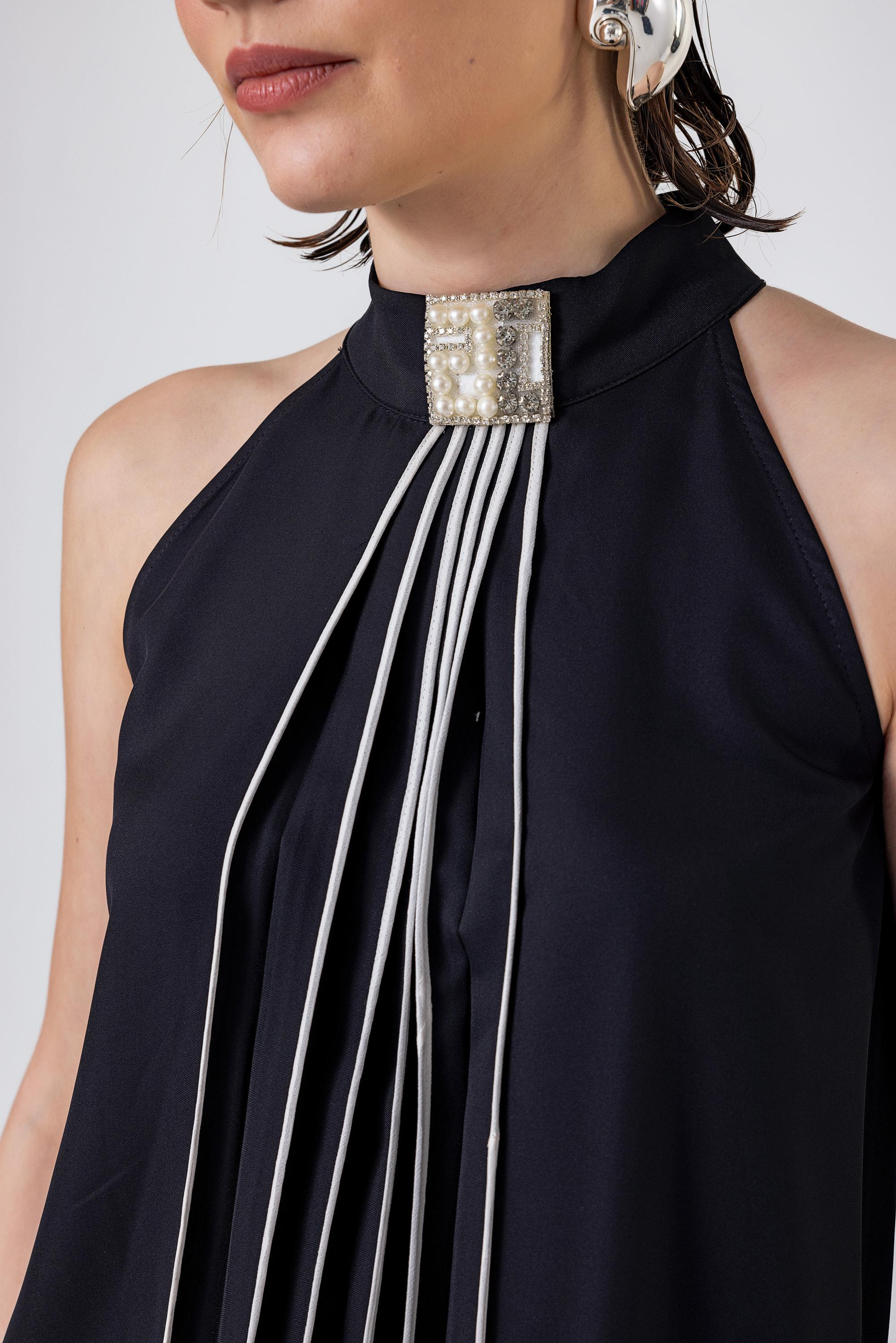 Pilise Ve Biye Detaylı Dik Yaka Kolsuz Bluz Siyah