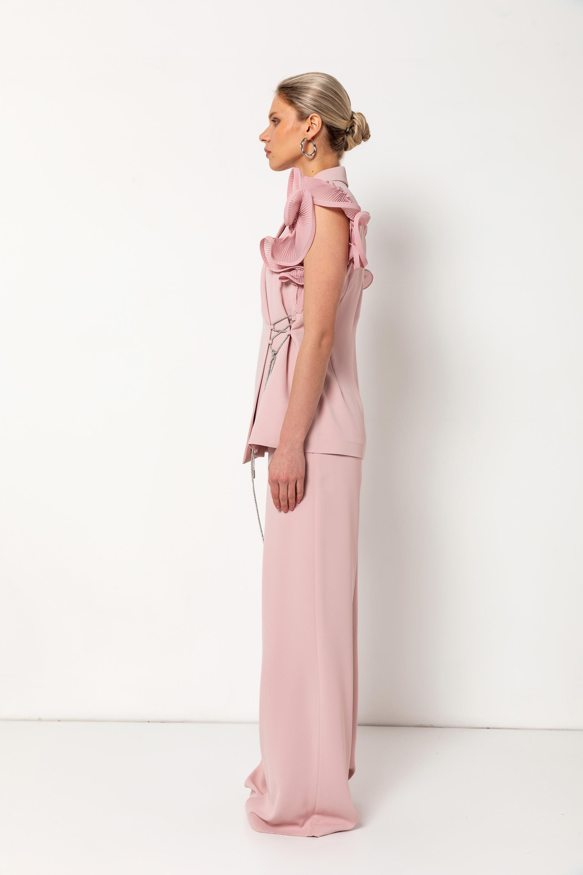 Taş Detaylı Pilise Kollu Yelekli Bol Paça Pantalon Takım – Işıltılı ve Zarif Bir Dokunuş Pudra