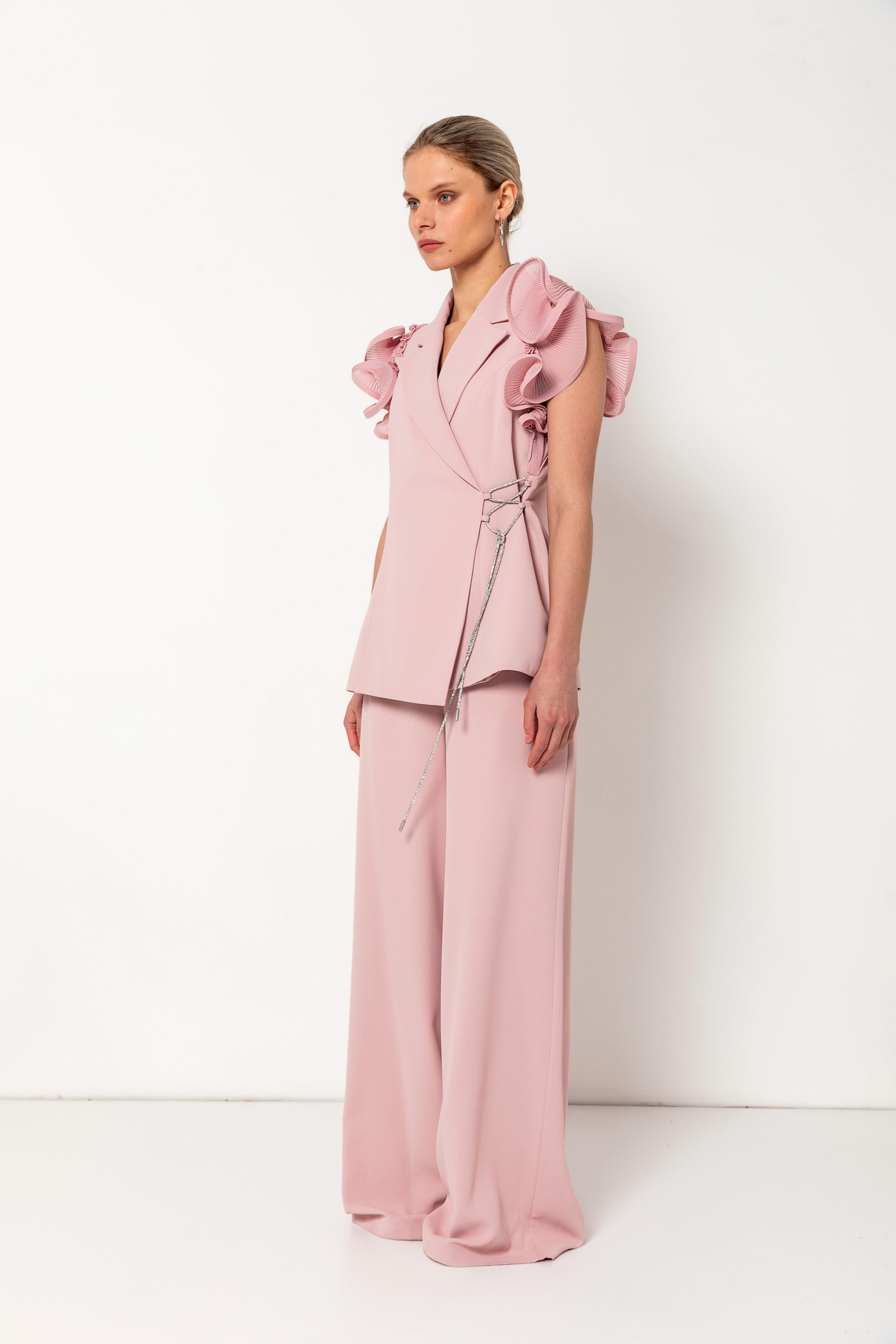 Taş Detaylı Pilise Kollu Yelekli Bol Paça Pantalon Takım – Işıltılı ve Zarif Bir Dokunuş Pudra