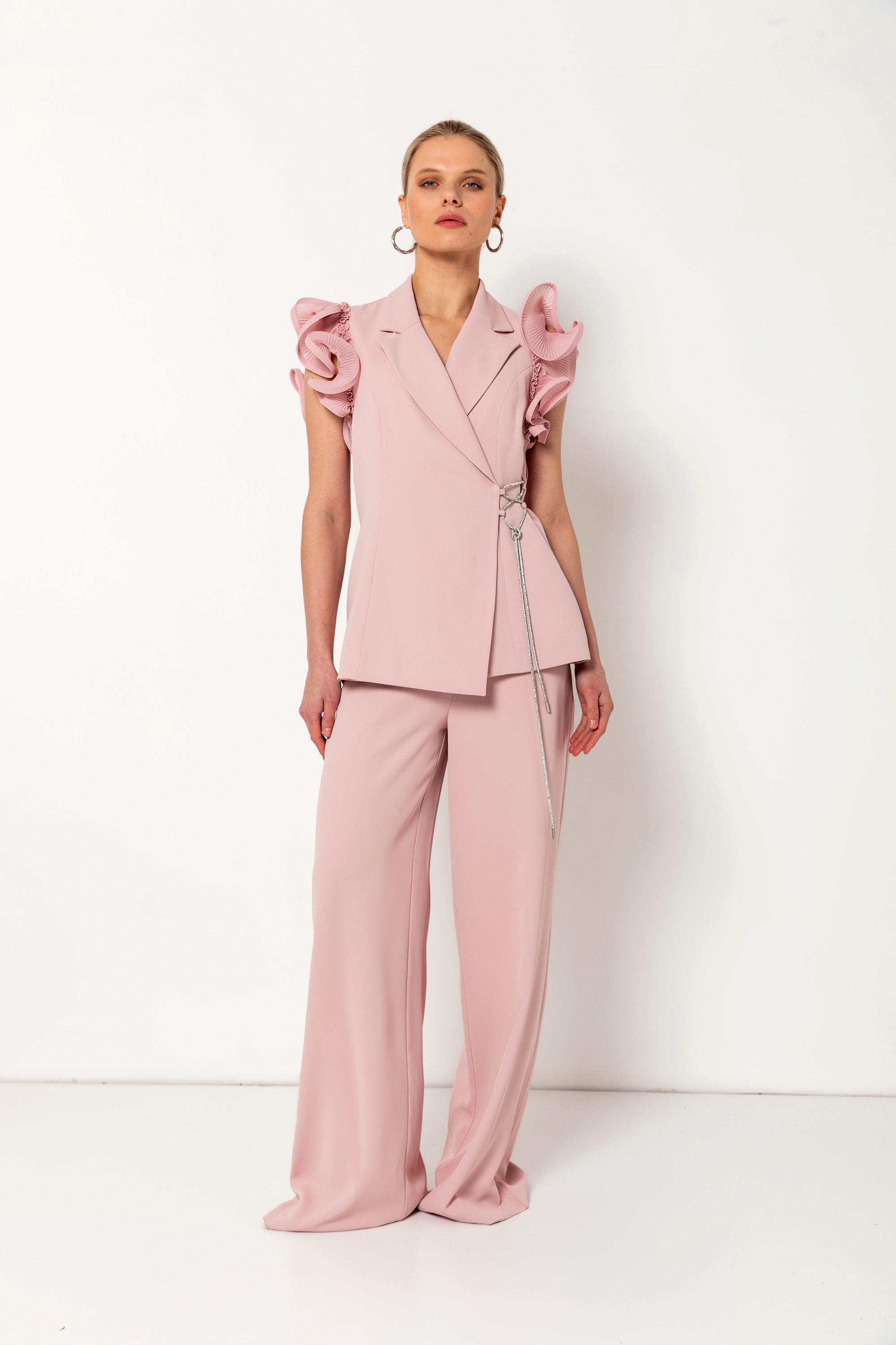 Taş Detaylı Pilise Kollu Yelekli Bol Paça Pantalon Takım – Işıltılı ve Zarif Bir Dokunuş Pudra