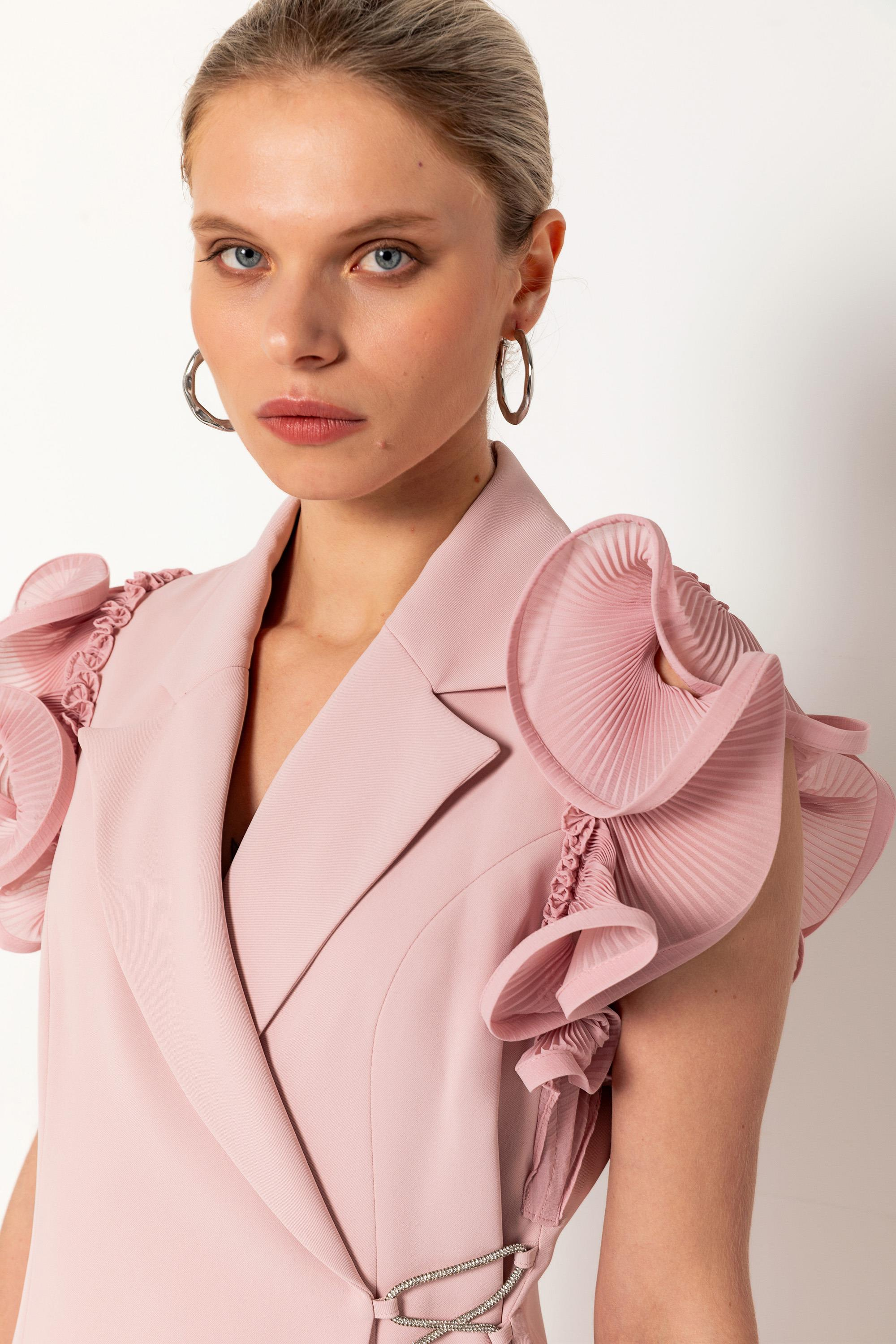 Taş Detaylı Pilise Kollu Yelekli Bol Paça Pantalon Takım – Işıltılı ve Zarif Bir Dokunuş Pudra