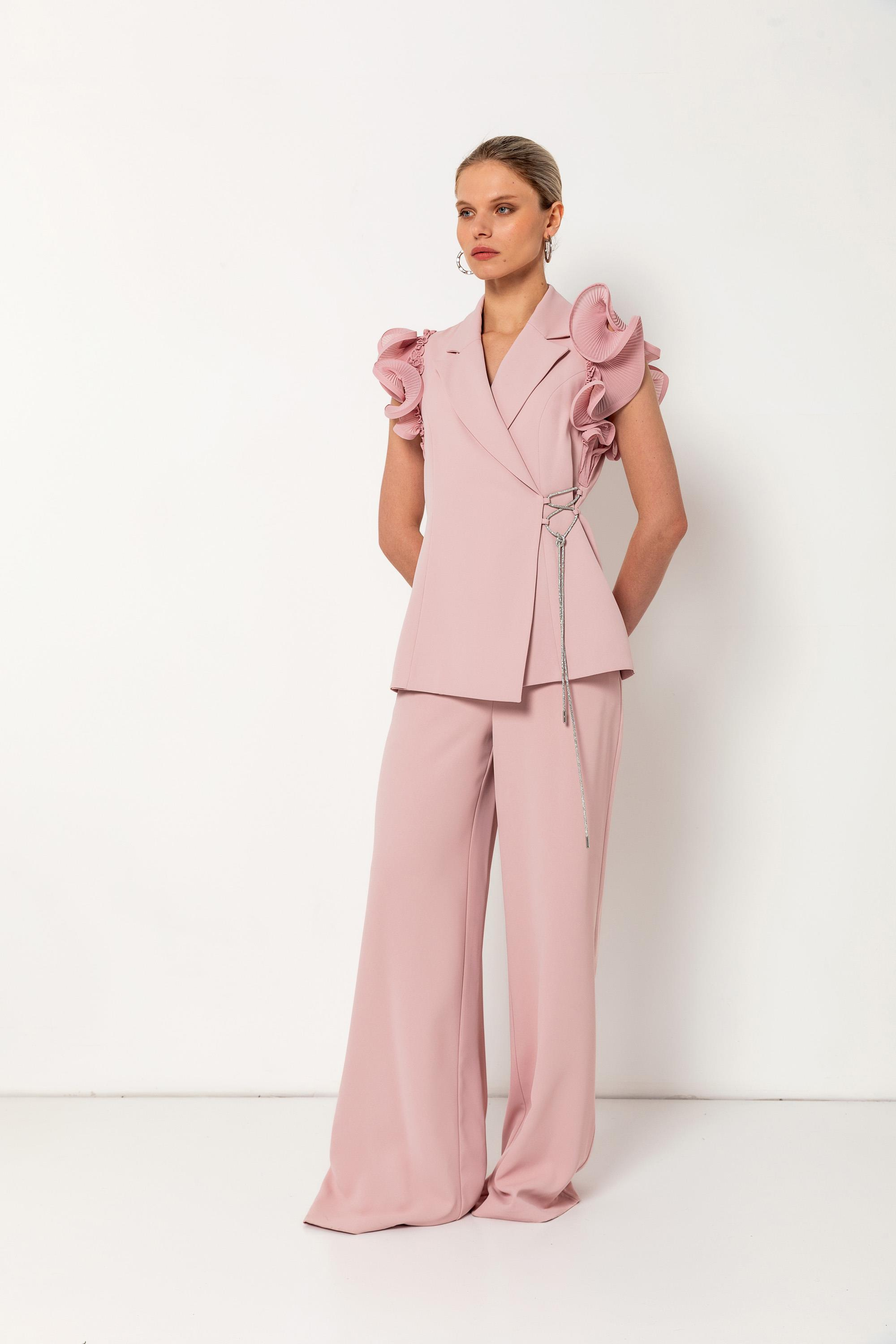 Taş Detaylı Pilise Kollu Yelekli Bol Paça Pantalon Takım – Işıltılı ve Zarif Bir Dokunuş Pudra