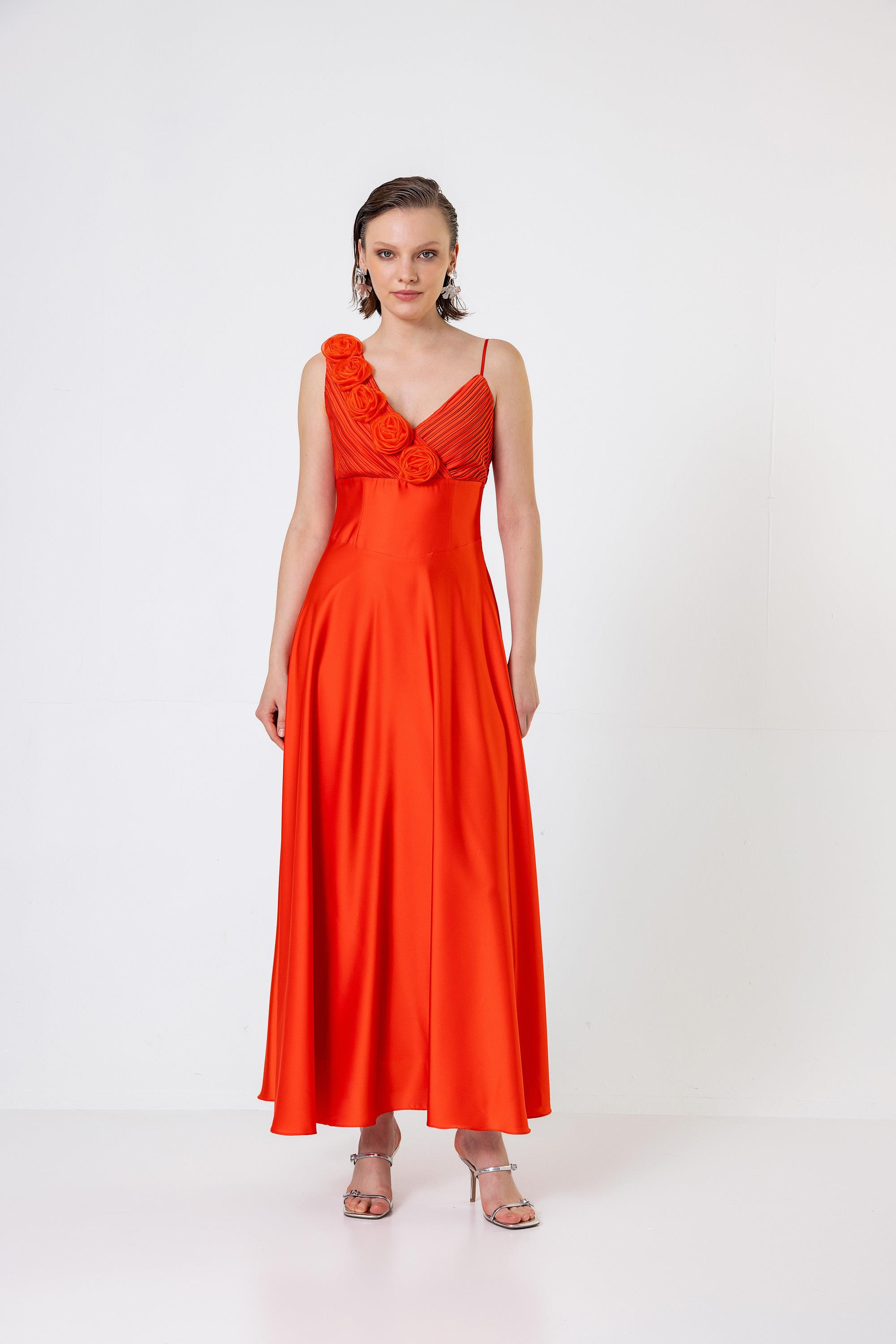 Tek Omuzu İnce Askılı Pilise Ve Gül Detaylı Uzun Saten Elbise Mercan