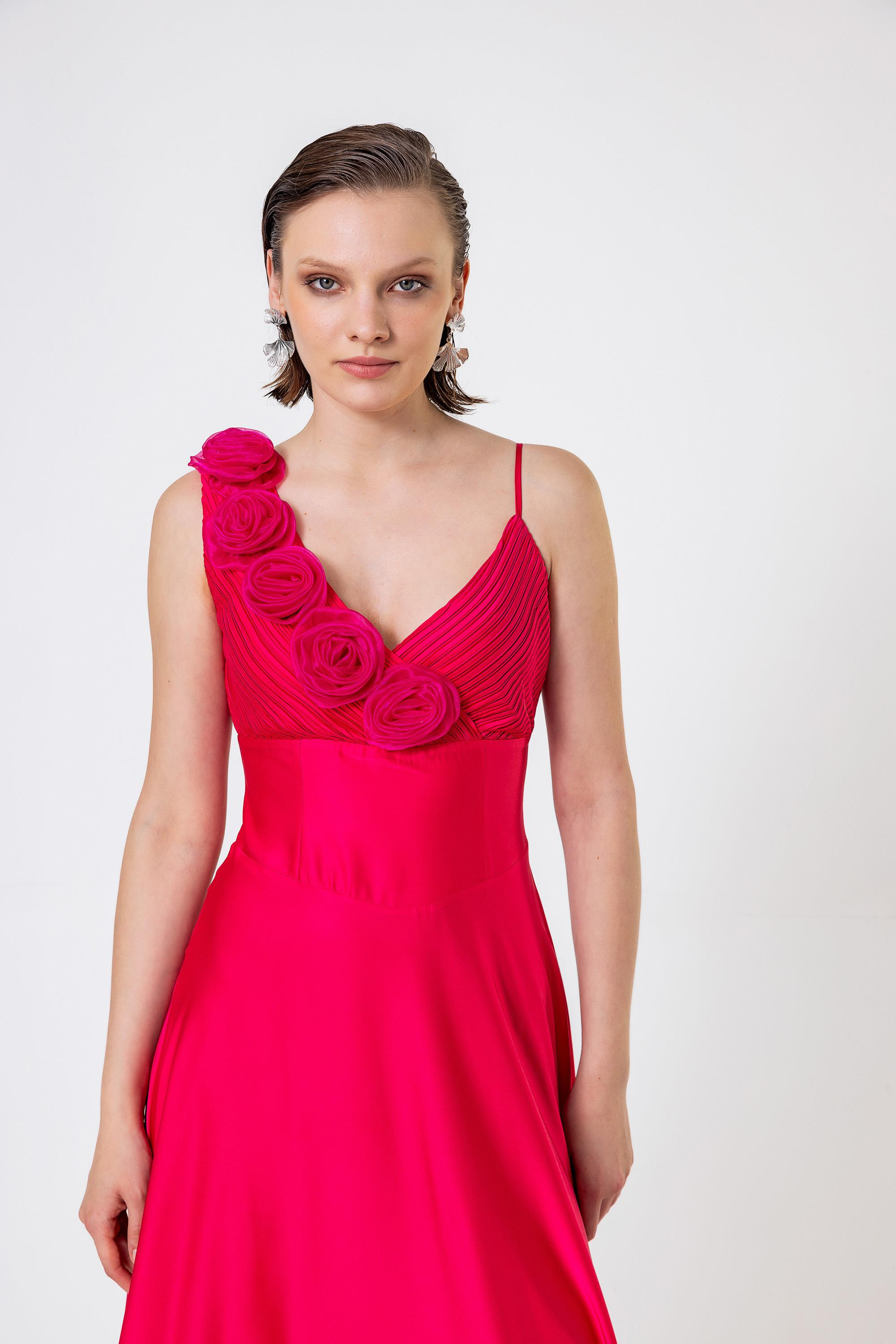 Tek Omuzu İnce Askılı Pilise Ve Gül Detaylı Uzun Saten Elbise Fuşya