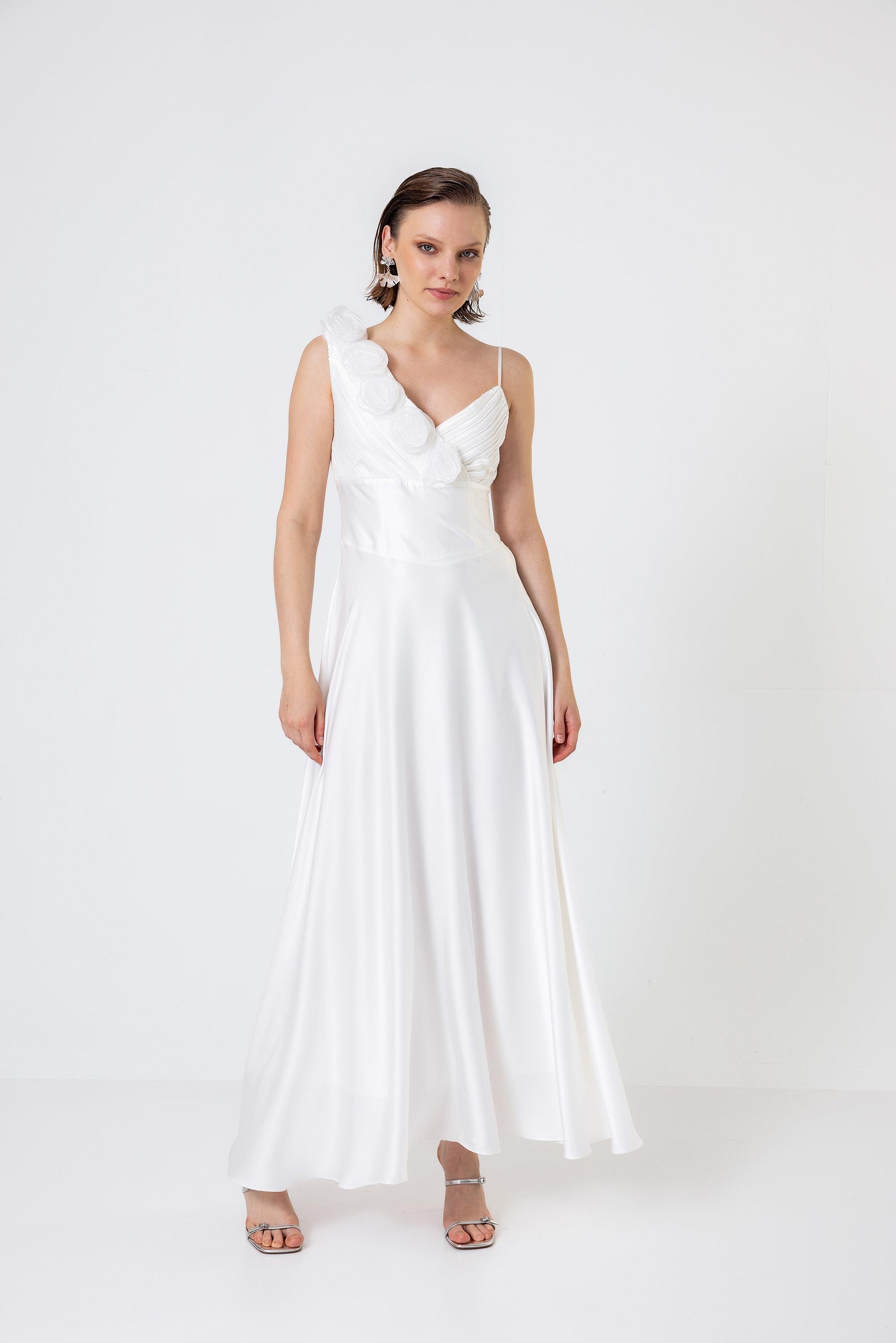 Tek Omuzu İnce Askılı Pilise Ve Gül Detaylı Uzun Saten Elbise Ecru