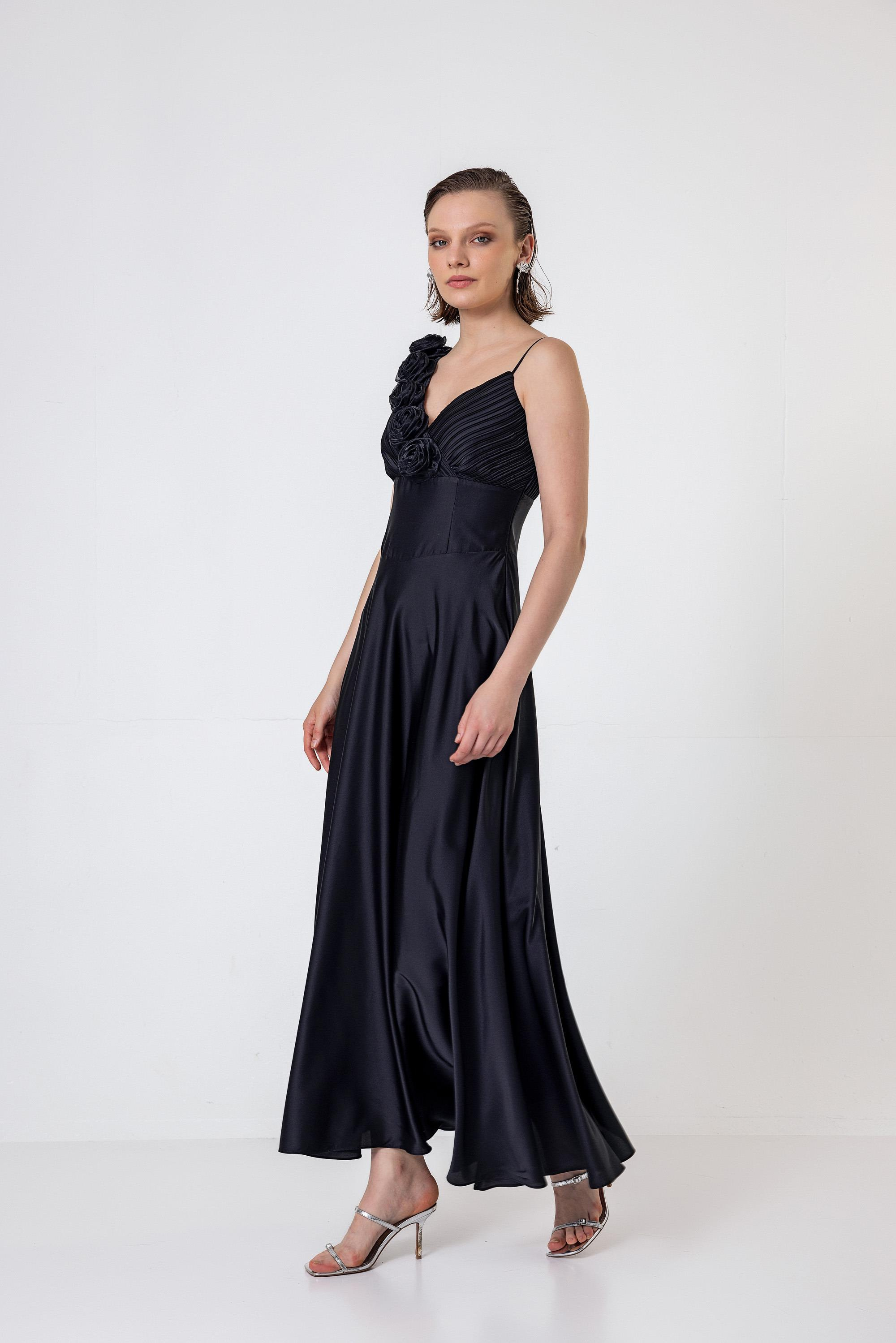 Tek Omuzu İnce Askılı Pilise Ve Gül Detaylı Uzun Saten Elbise Siyah