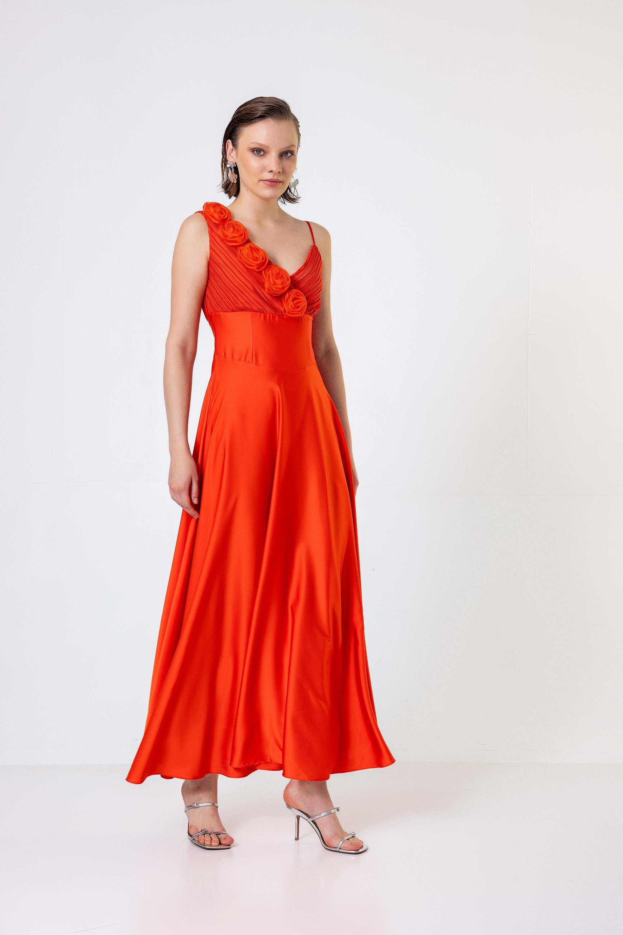 Tek Omuzu İnce Askılı Pilise Ve Gül Detaylı Uzun Saten Elbise Mercan