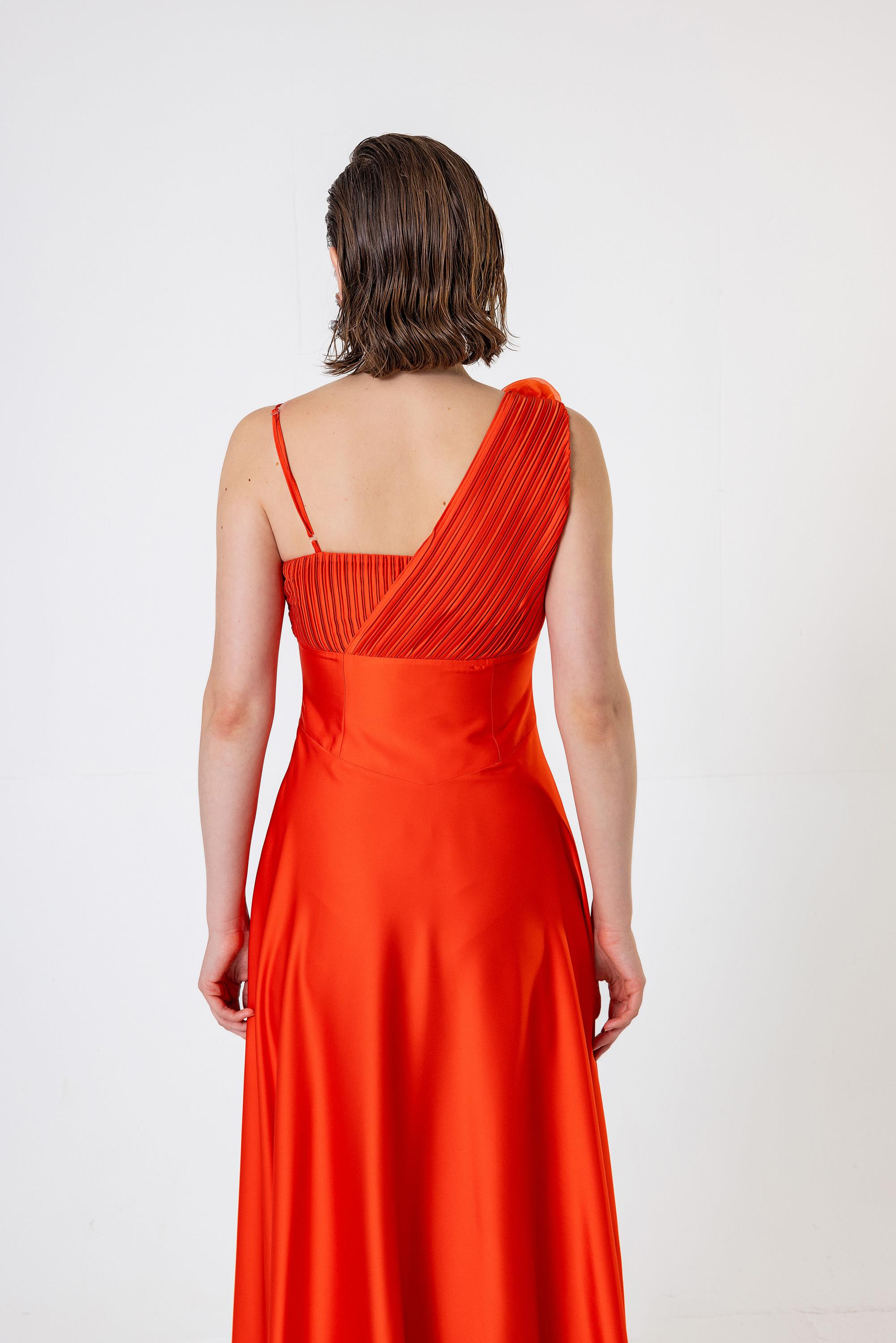 Tek Omuzu İnce Askılı Pilise Ve Gül Detaylı Uzun Saten Elbise Mercan