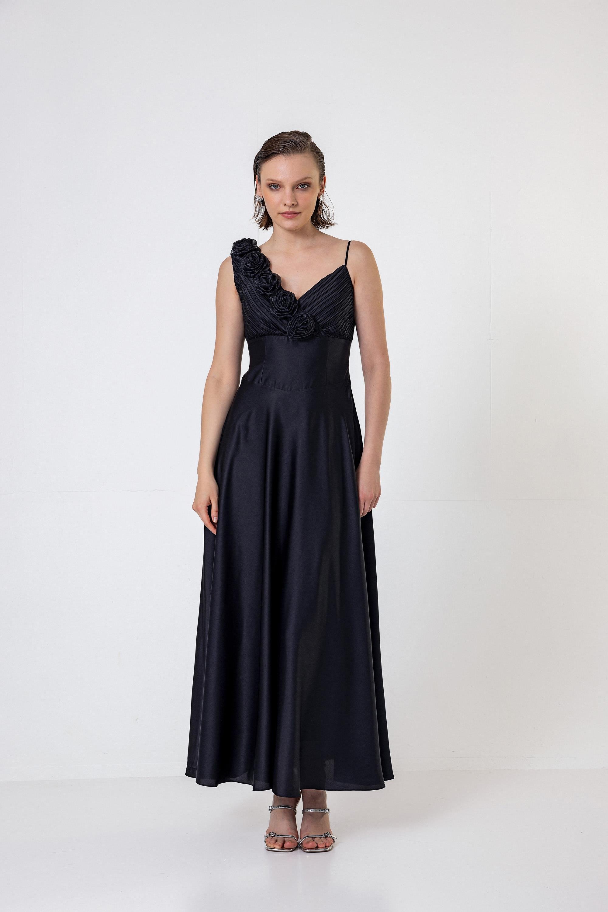 Tek Omuzu İnce Askılı Pilise Ve Gül Detaylı Uzun Saten Elbise Siyah