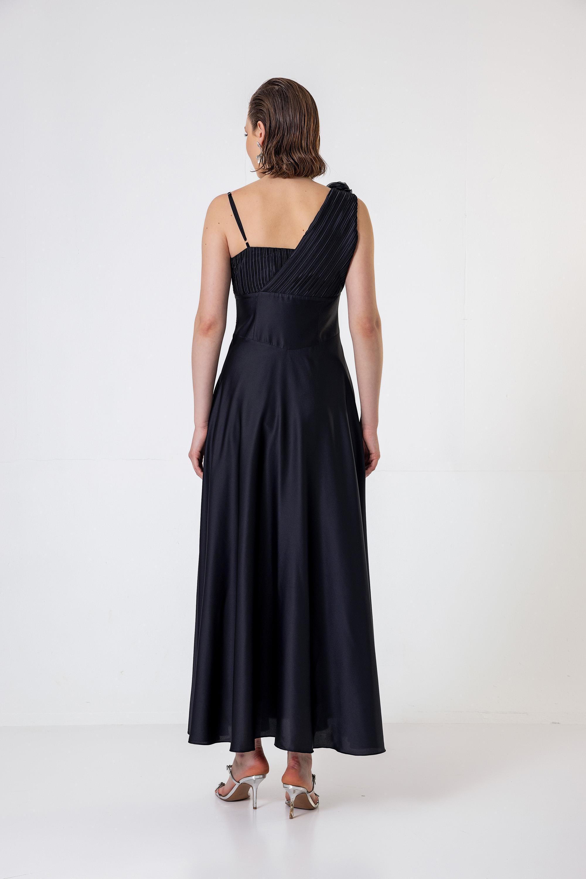 Tek Omuzu İnce Askılı Pilise Ve Gül Detaylı Uzun Saten Elbise Siyah