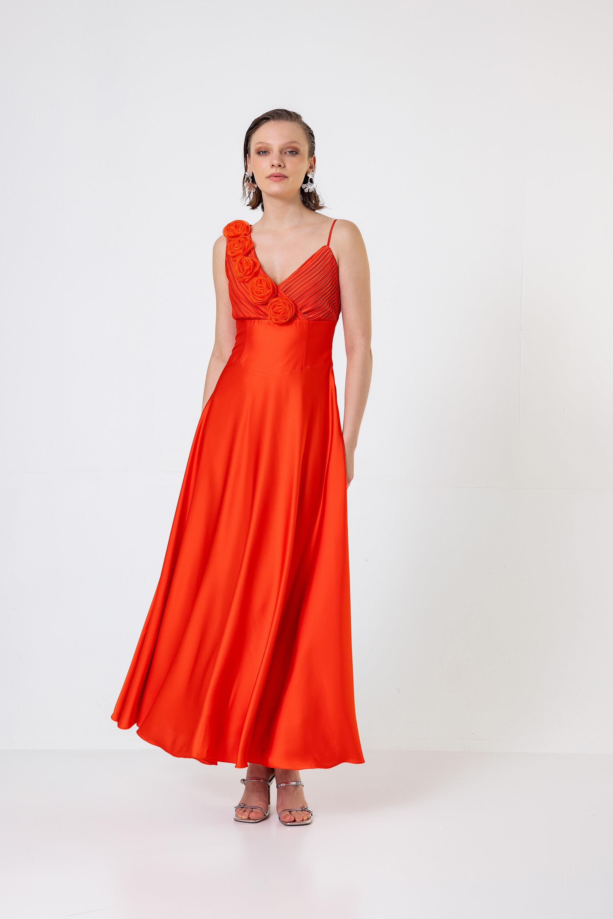 Tek Omuzu İnce Askılı Pilise Ve Gül Detaylı Uzun Saten Elbise Mercan