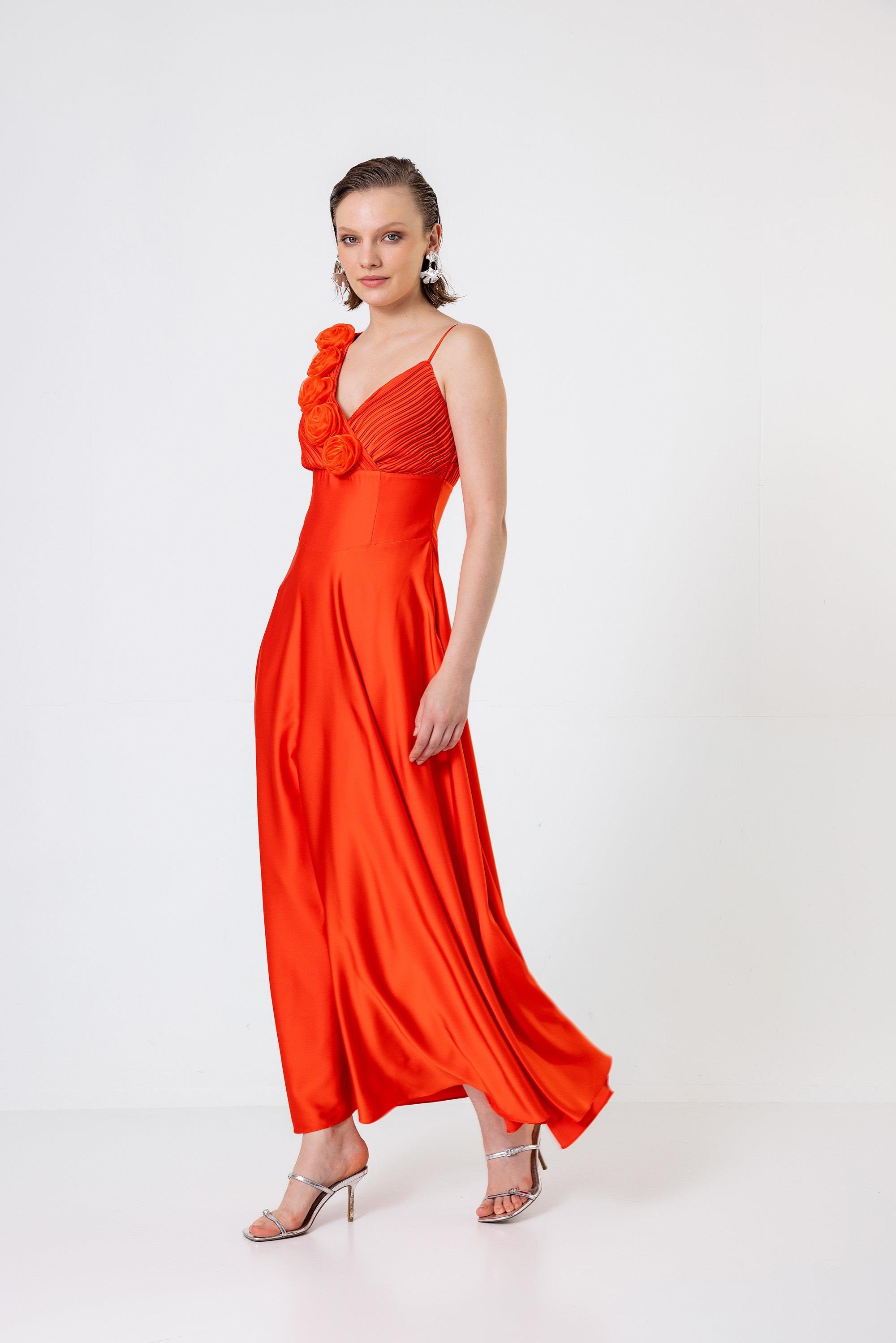 Tek Omuzu İnce Askılı Pilise Ve Gül Detaylı Uzun Saten Elbise Mercan