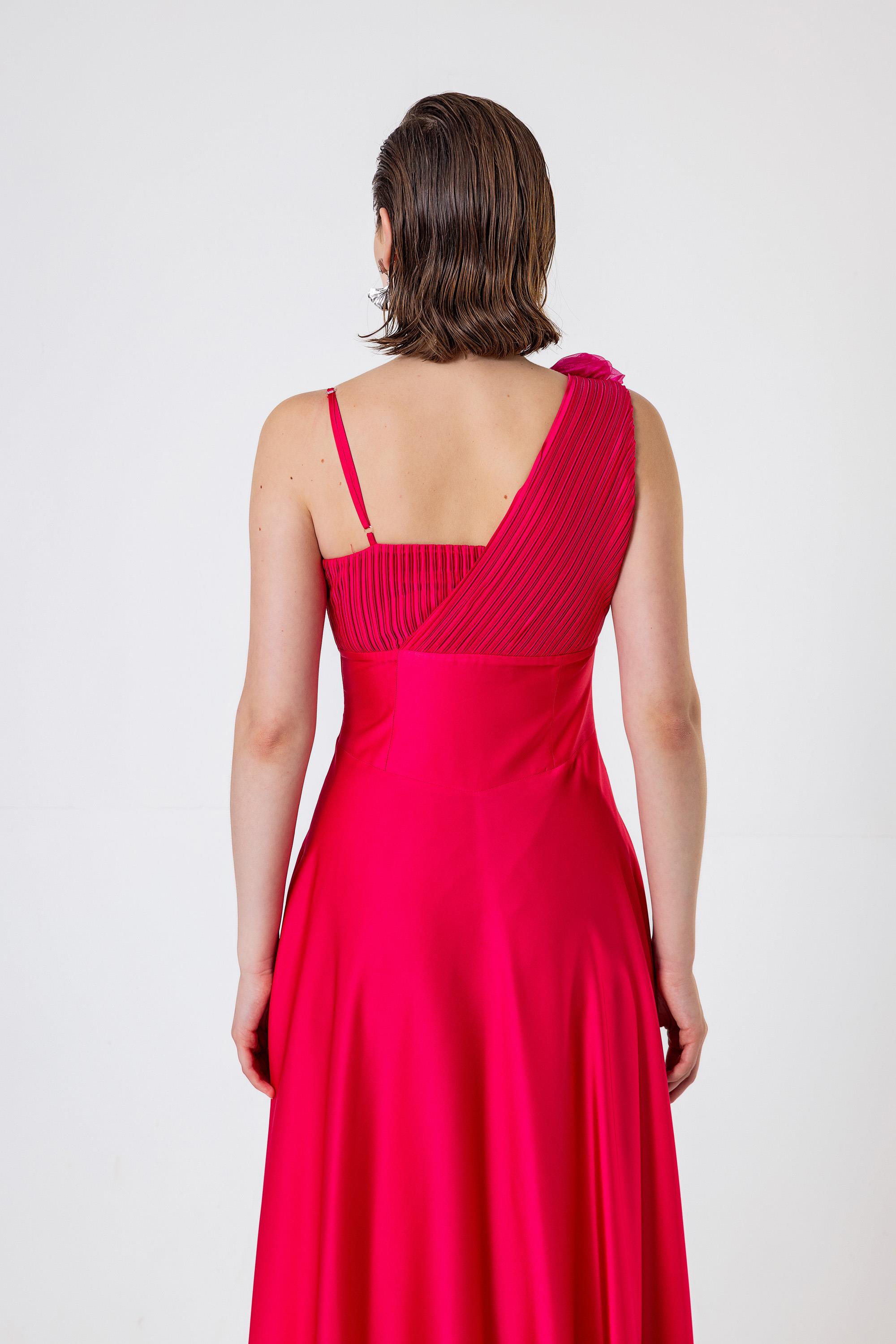 Tek Omuzu İnce Askılı Pilise Ve Gül Detaylı Uzun Saten Elbise Fuşya