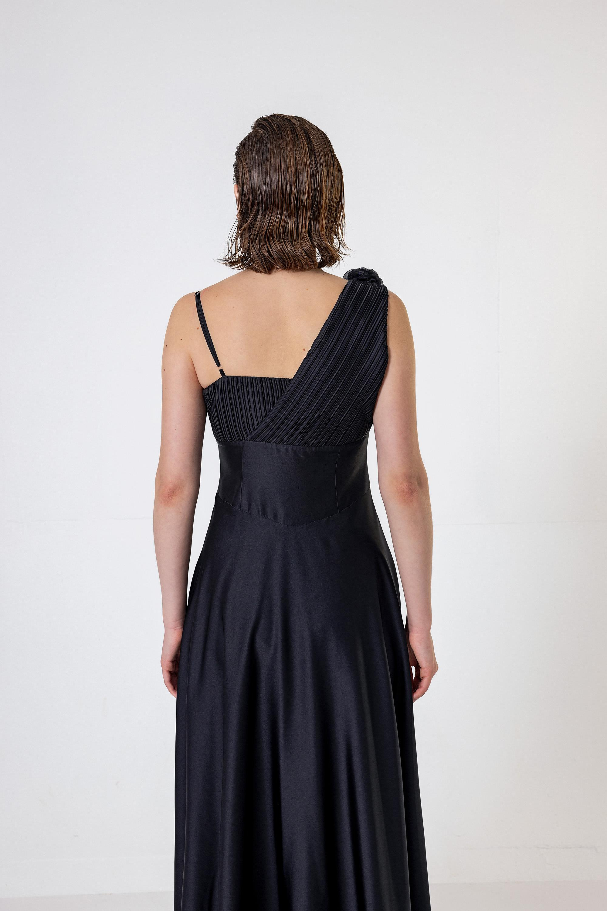 Tek Omuzu İnce Askılı Pilise Ve Gül Detaylı Uzun Saten Elbise Siyah