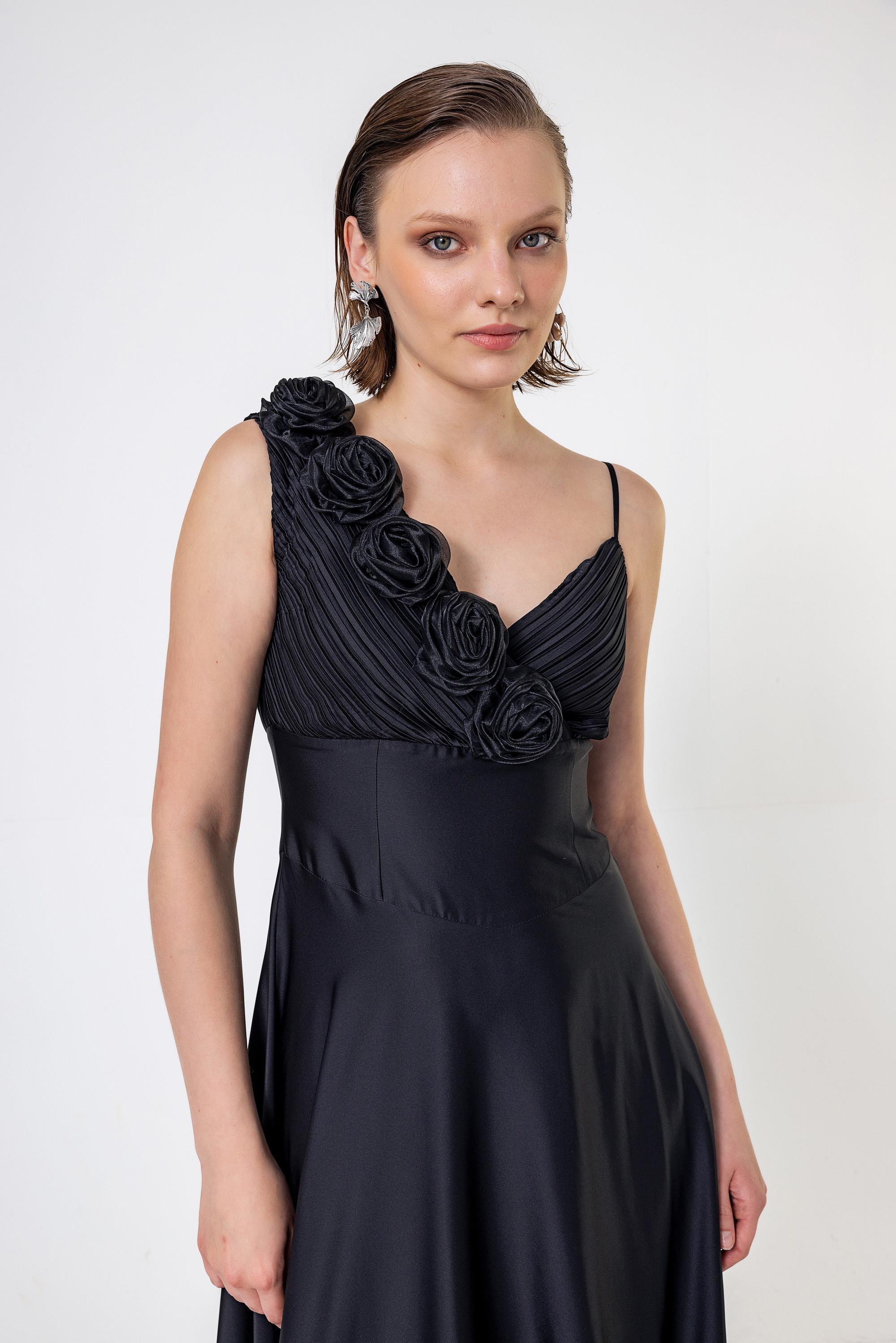 Tek Omuzu İnce Askılı Pilise Ve Gül Detaylı Uzun Saten Elbise Siyah