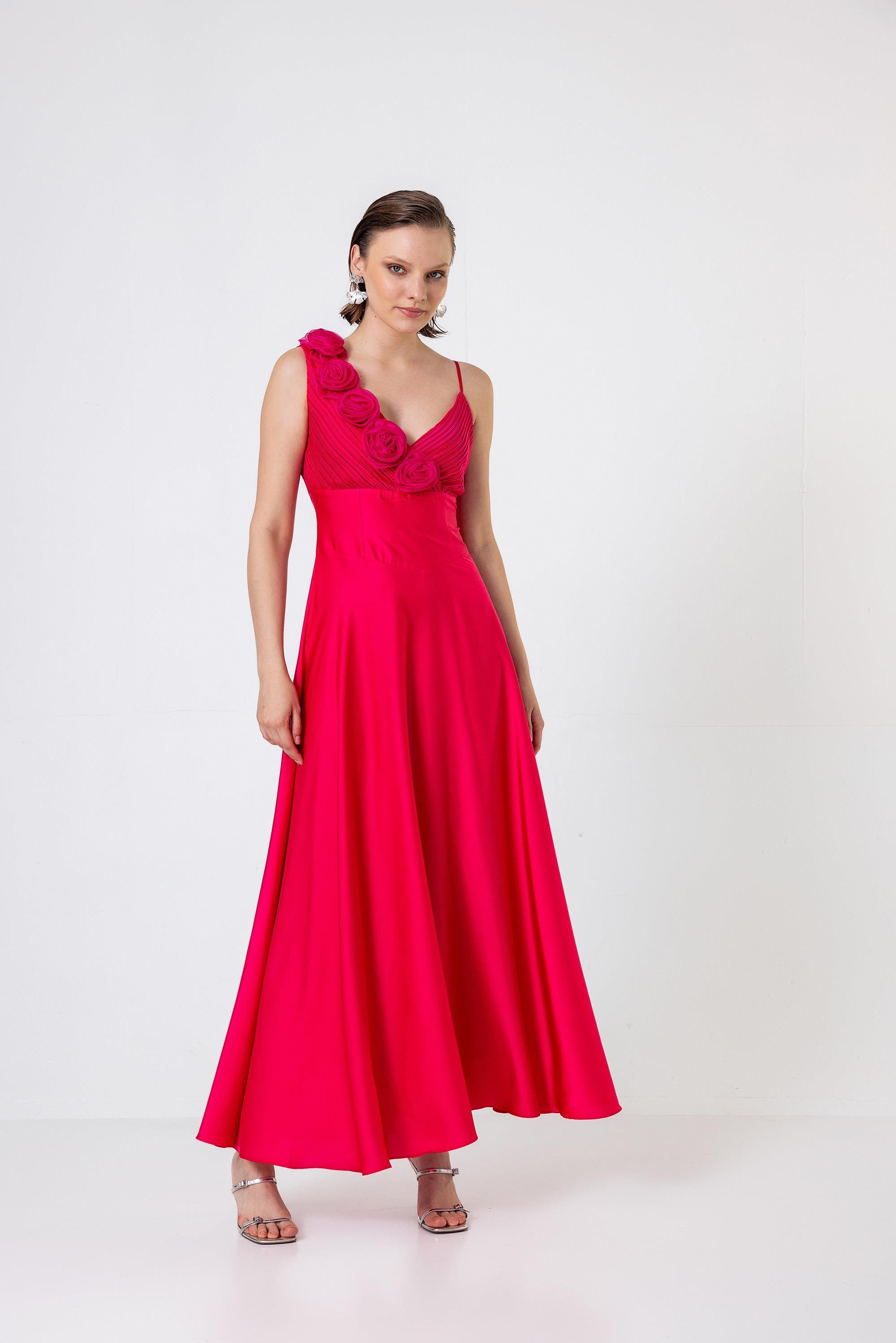 Tek Omuzu İnce Askılı Pilise Ve Gül Detaylı Uzun Saten Elbise Fuşya