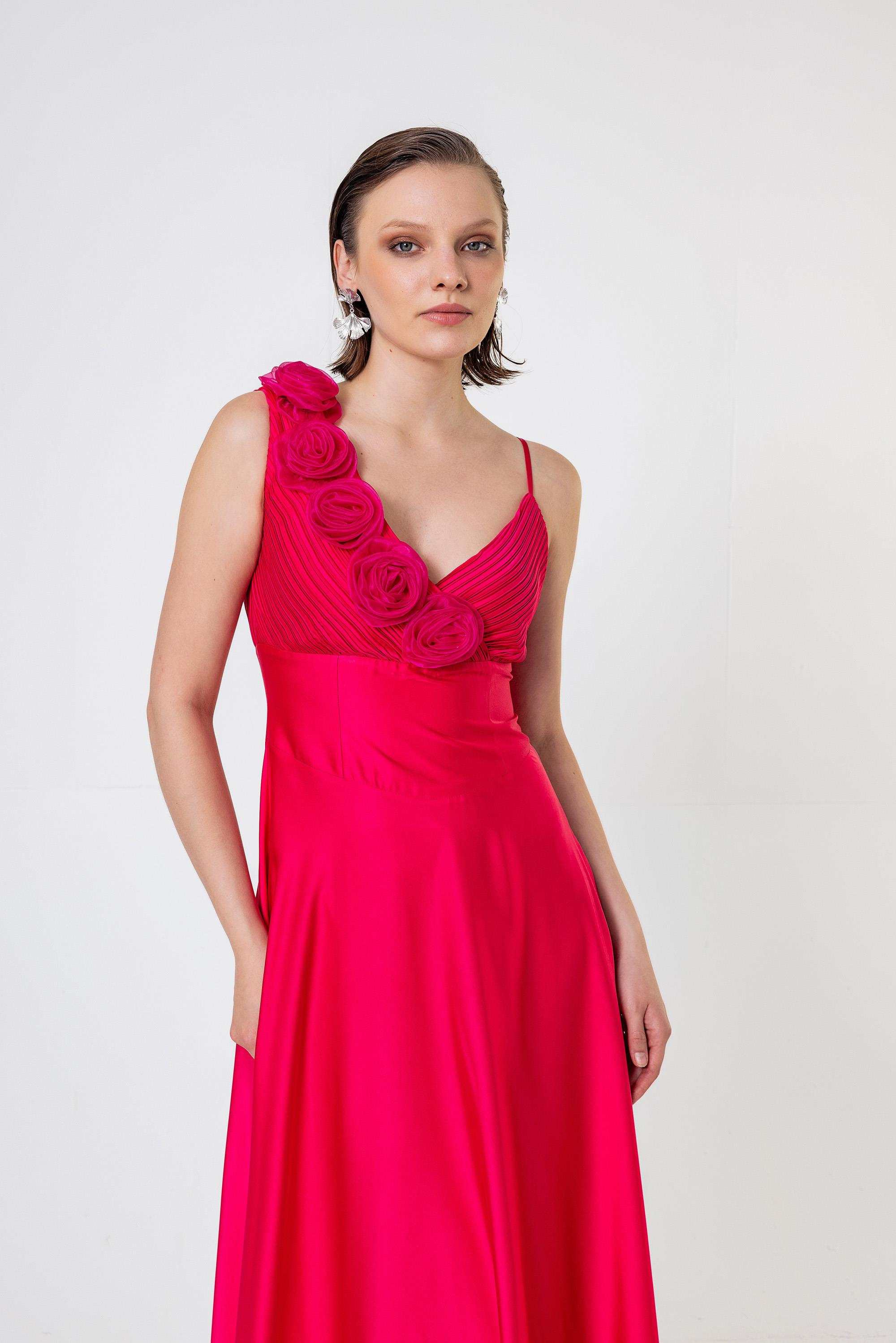 Tek Omuzu İnce Askılı Pilise Ve Gül Detaylı Uzun Saten Elbise Fuşya