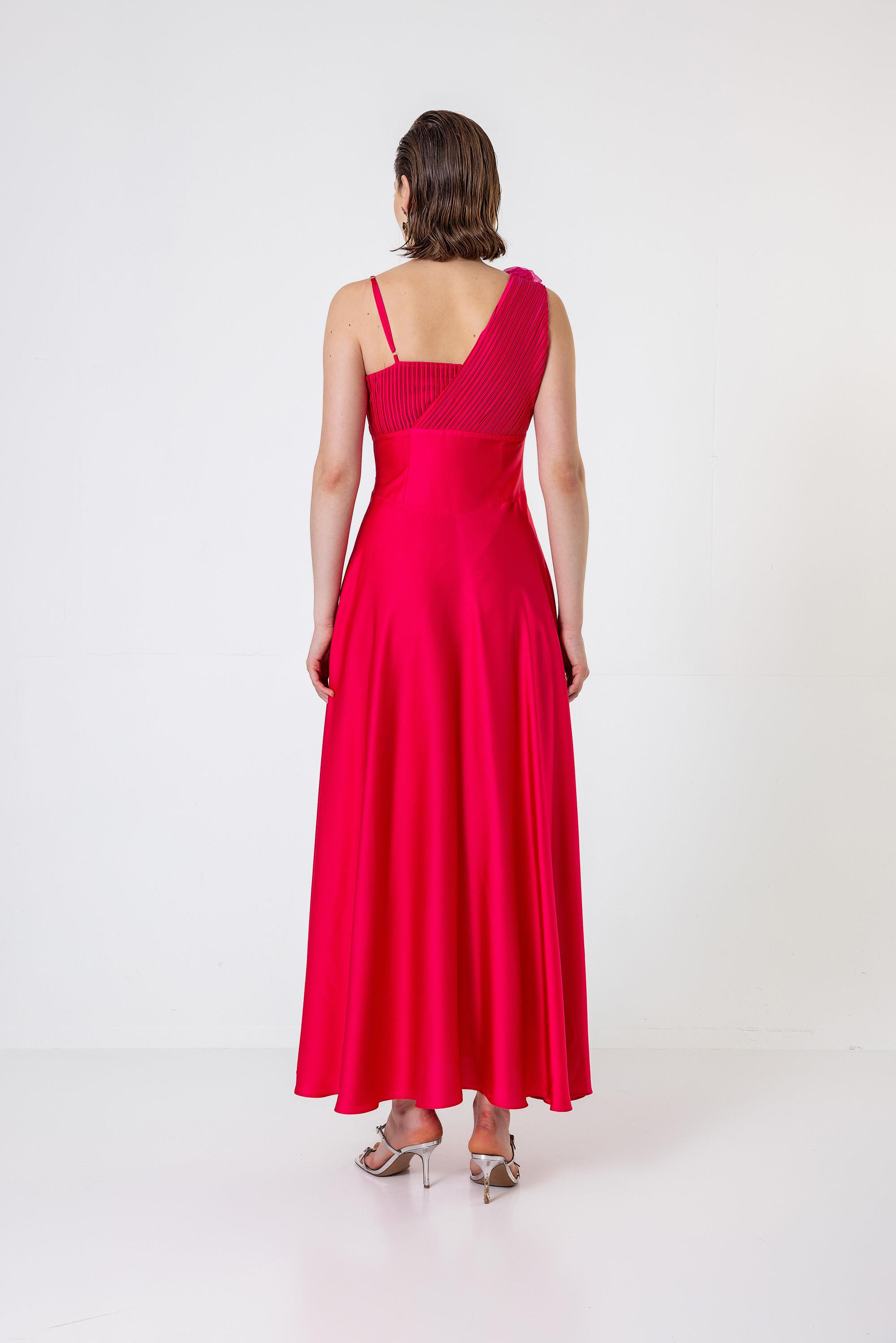 Tek Omuzu İnce Askılı Pilise Ve Gül Detaylı Uzun Saten Elbise Fuşya