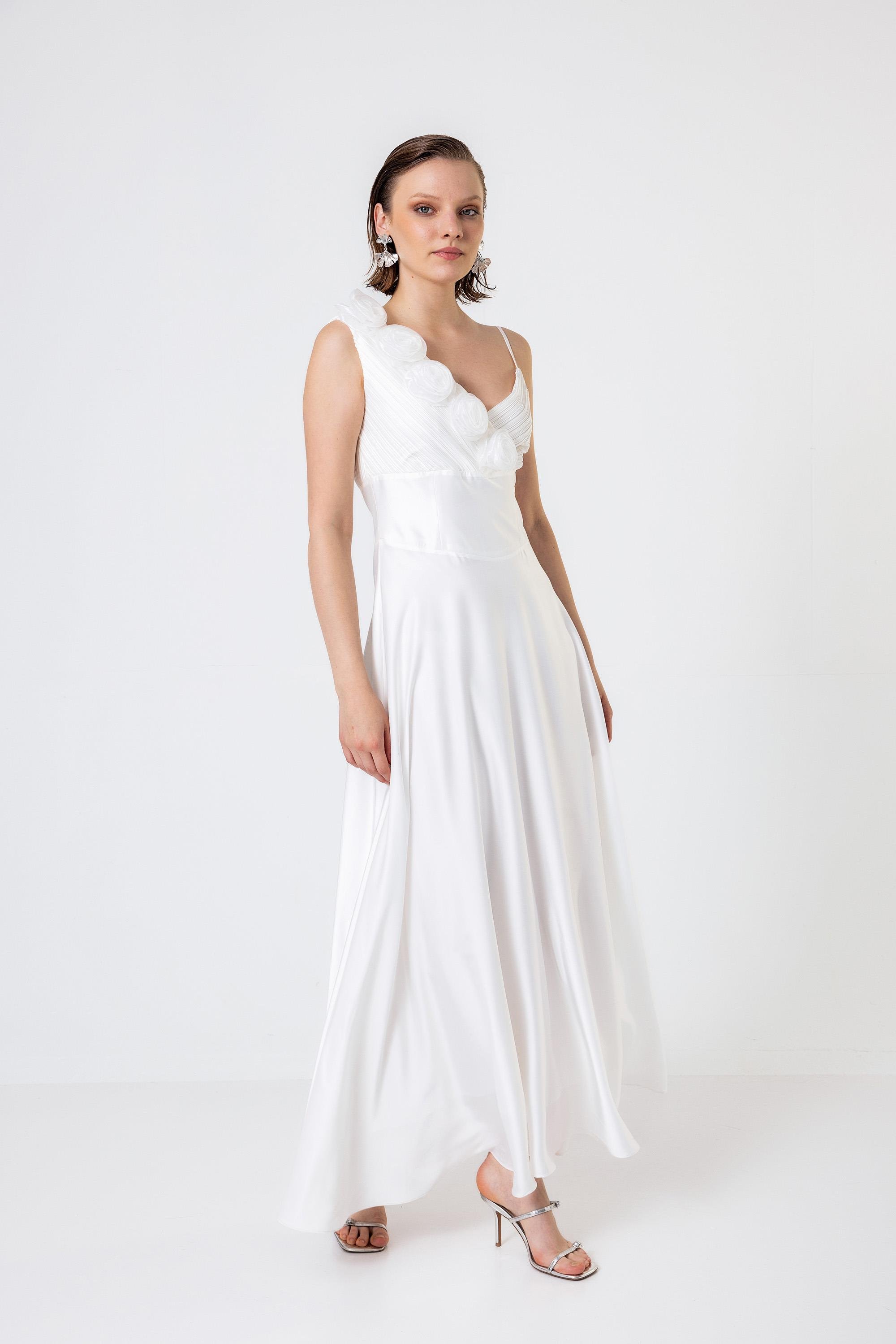 Tek Omuzu İnce Askılı Pilise Ve Gül Detaylı Uzun Saten Elbise Ecru