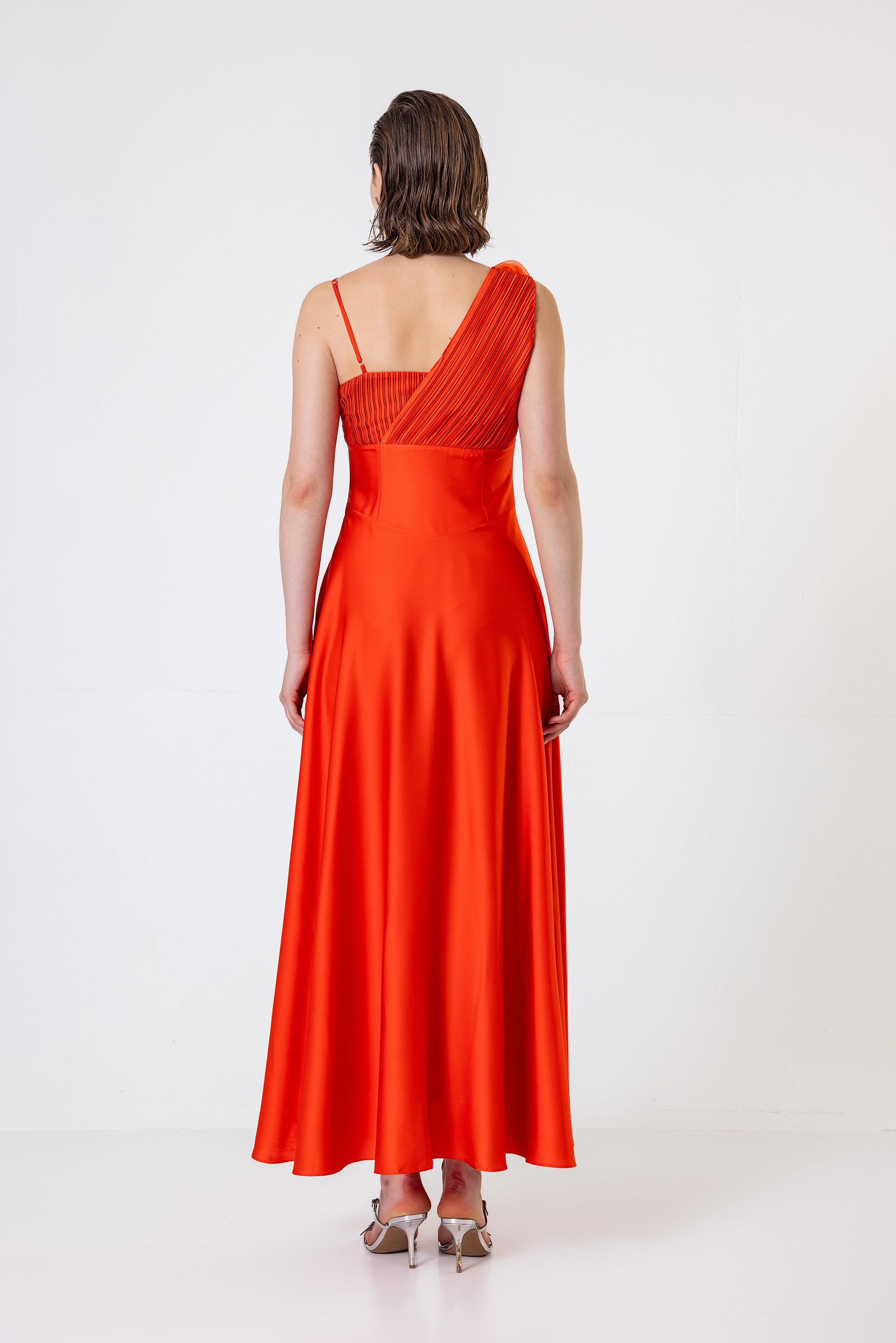 Tek Omuzu İnce Askılı Pilise Ve Gül Detaylı Uzun Saten Elbise Mercan