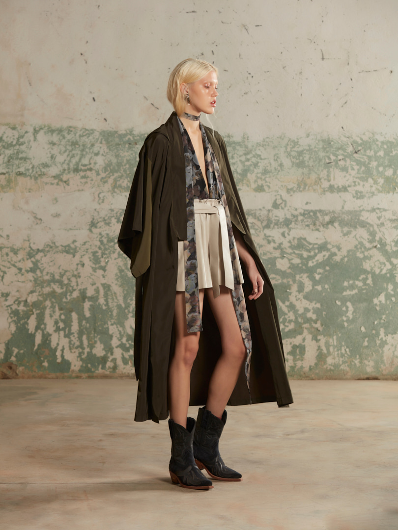 Beli Kuşaklı Deri Şort - Beyaz