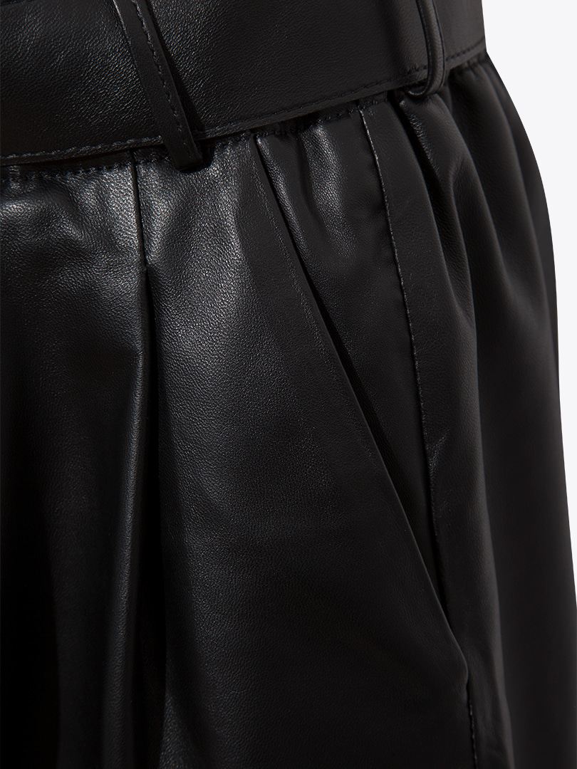 Beli Kuşaklı Deri Şort - Siyah