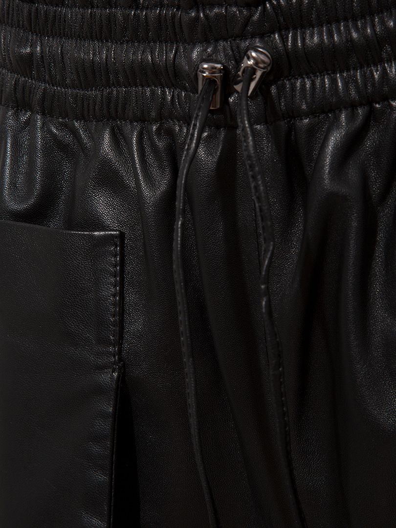 Büyük Cepli Beli Lastikli Şort - Siyah