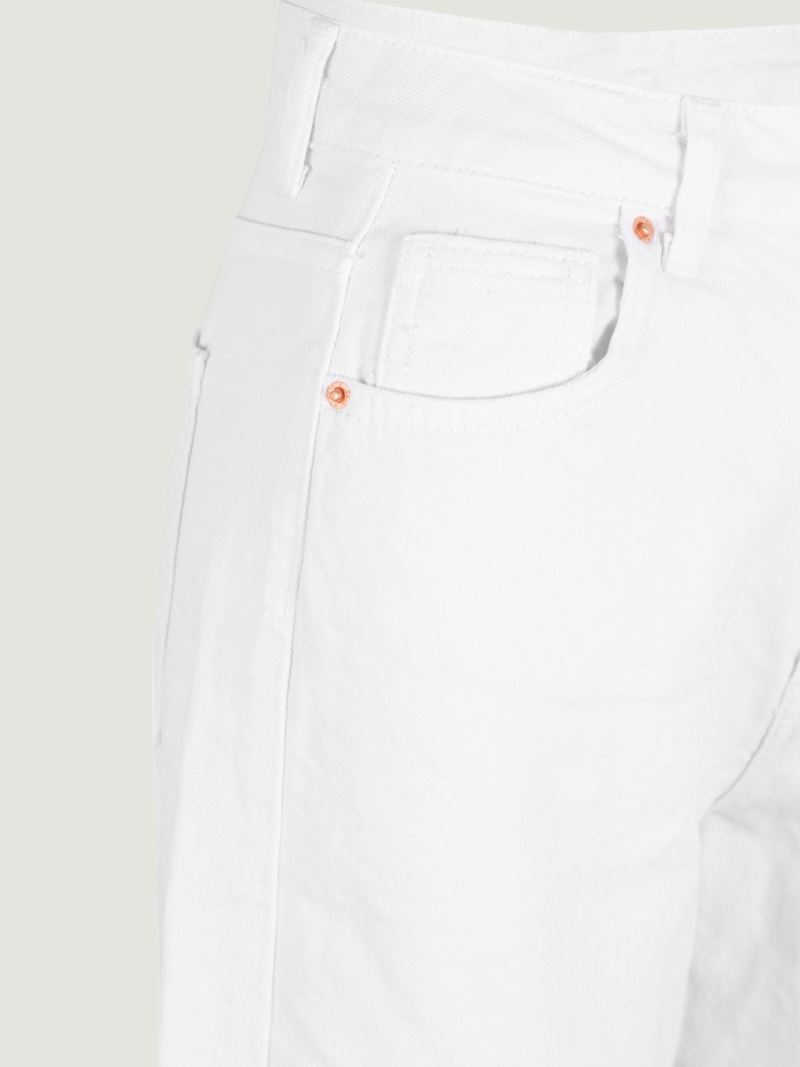 Paçası Dikişsiz Straight Fit Bermuda Şort - Beyaz Şort Modelleri