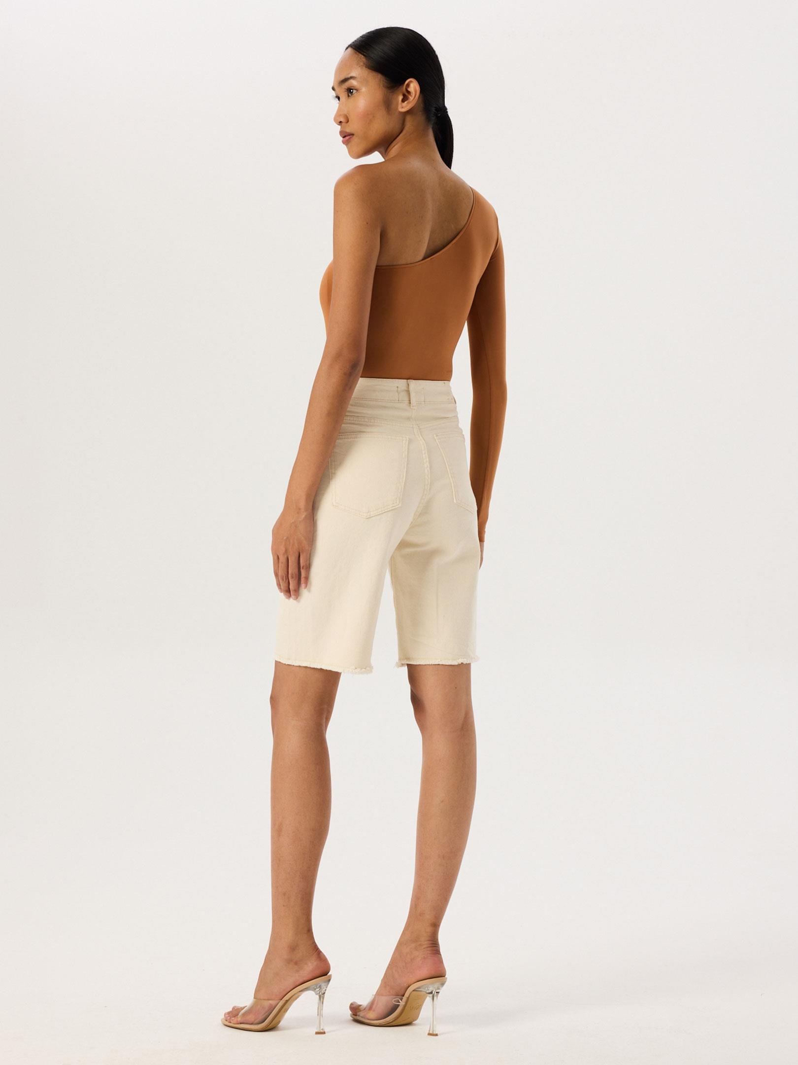 Paçası Dikişsiz Straight Fit Şort - Bej Şort Modelleri